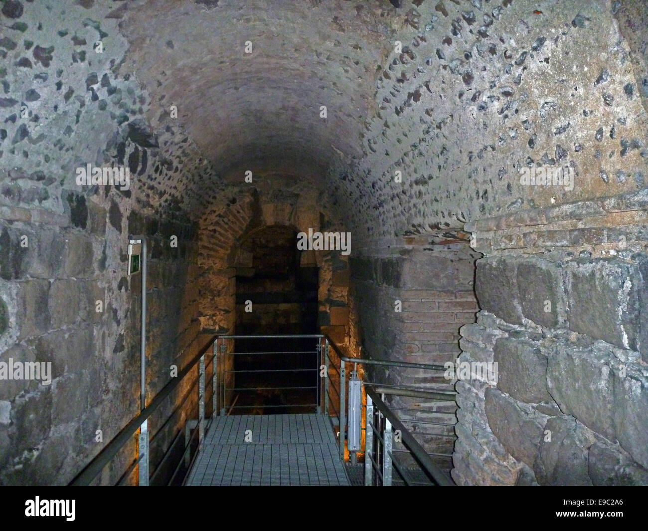 Remains of a Roman thermal plant under the foundations of the cathedral ...