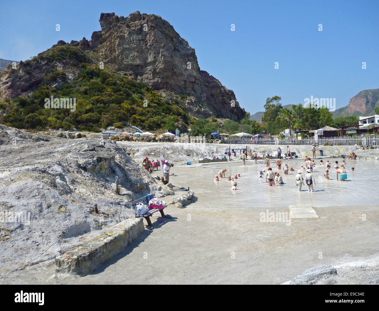 The natural mud bath with access to the sea with hot springs is the