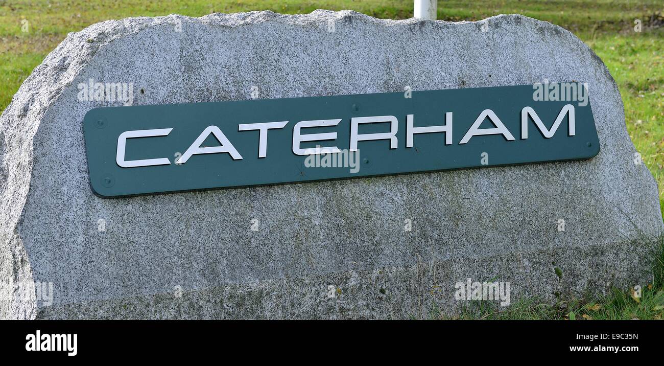 The Caterham F1 Team sign as staff were locked out of the Leafield Technical centre. PICTURE BY SIMON WILLIAMS 23/10/14 PICTURE CATCHLINE Caterham F1 Lockout LENGTH lead REQUESTED BY Lucy Ford Stock Photo