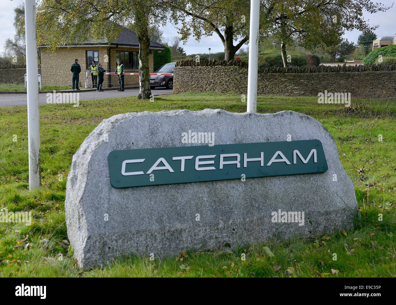 Staff from the Caterham F1 Team by the gate of the Leafield Technical Centre. PICTURE BY SIMON WILLIAMS 23/10/14 PICTURE CATCHLINE Caterham F1 Lockout LENGTH lead REQUESTED BY Lucy Ford Stock Photo