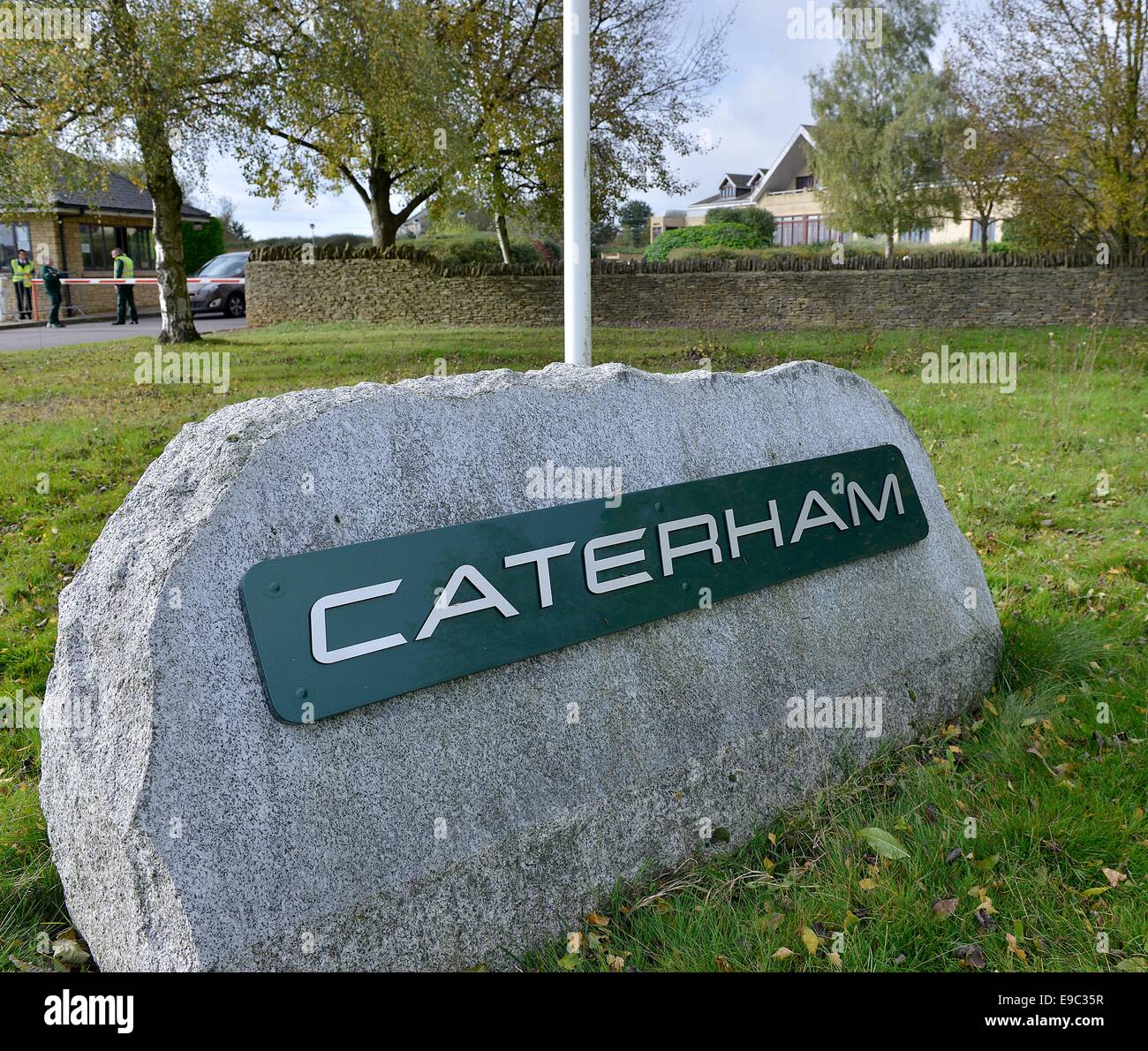 The Caterham F1 Team sign as staff were locked out of the Leafield Technical centre. PICTURE BY SIMON WILLIAMS 23/10/14 PICTURE CATCHLINE Caterham F1 Lockout LENGTH lead REQUESTED BY Lucy Ford Stock Photo