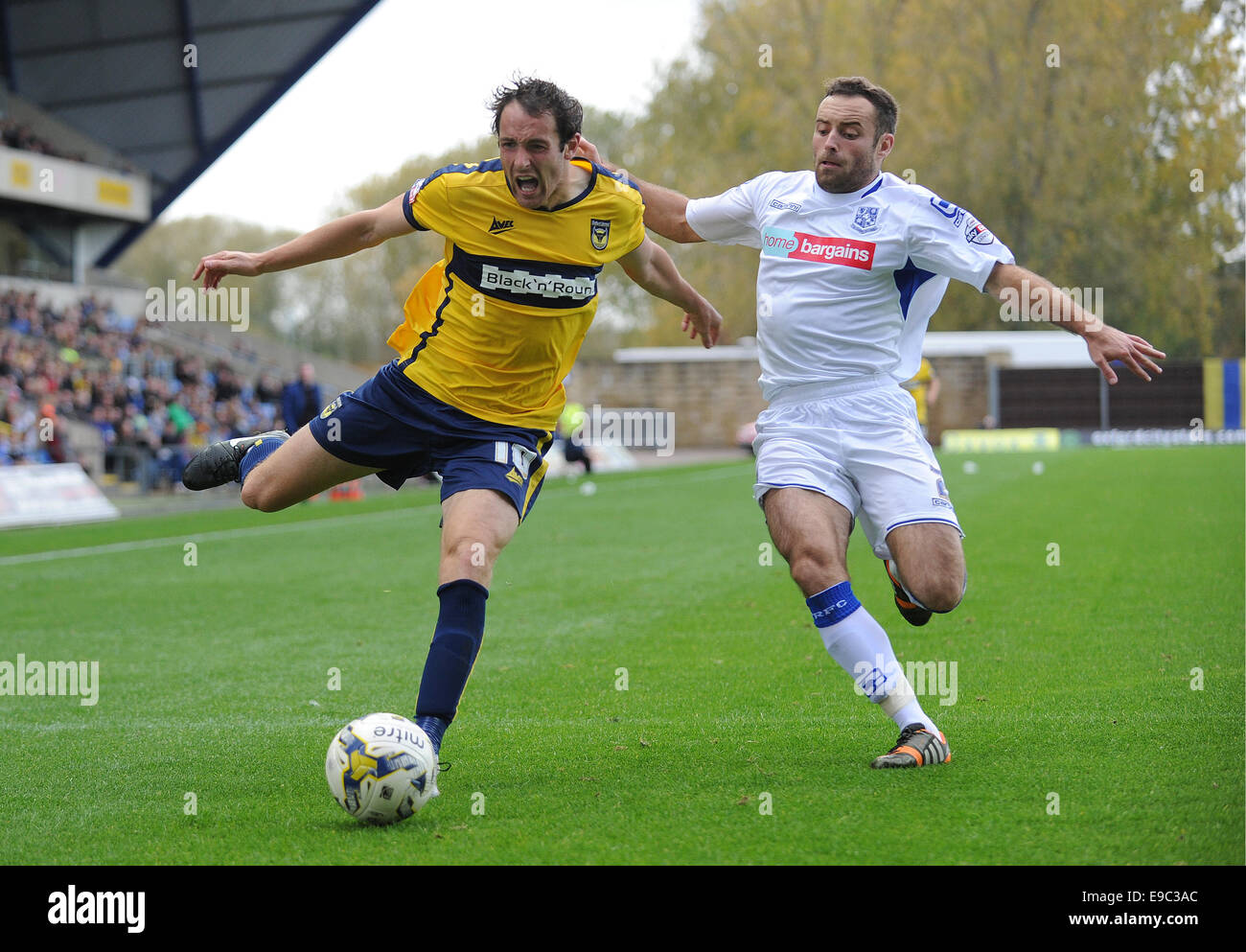 DATE: 18.10.2014 LOCATION: Oxford CATCHLINE: UNITED v Tranmere PRIORITY: DPS FOR: Sport, David Pritchard. Sky Bet League 2: Oxford United v Tranmere Rovers at the Kassam Stadium. Danny Hylton battles it out with Tranmere's Danny Holmes who was eventually Stock Photo