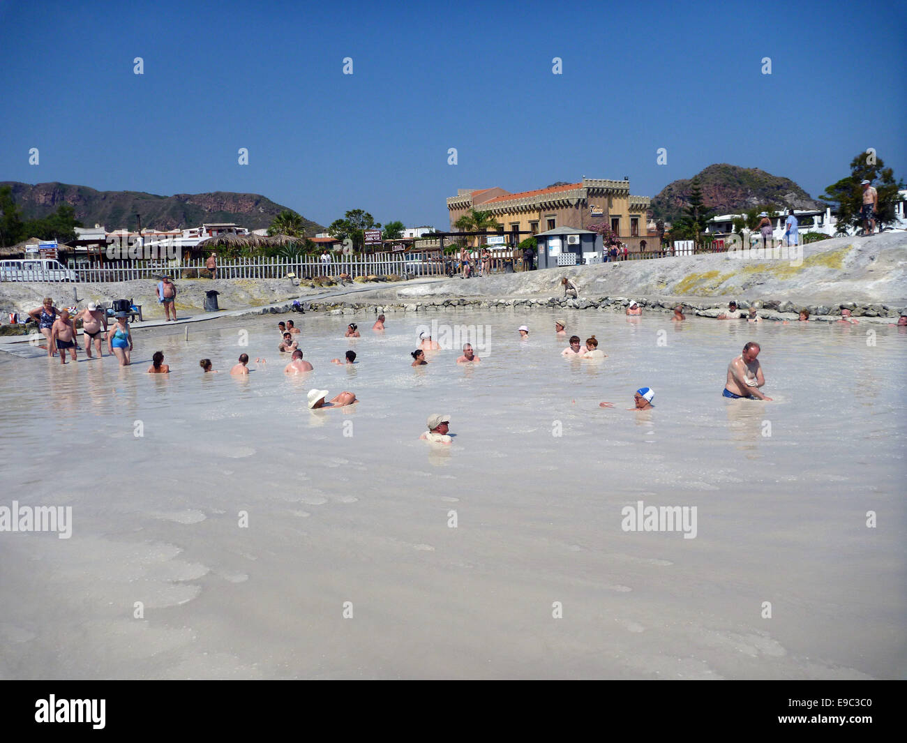 The natural mud bath with access to the sea with hot springs is the