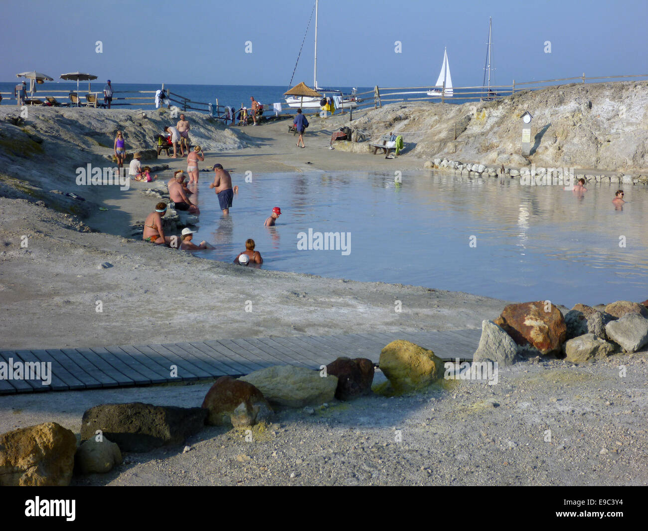 The natural mud bath with access to the sea with hot springs is the