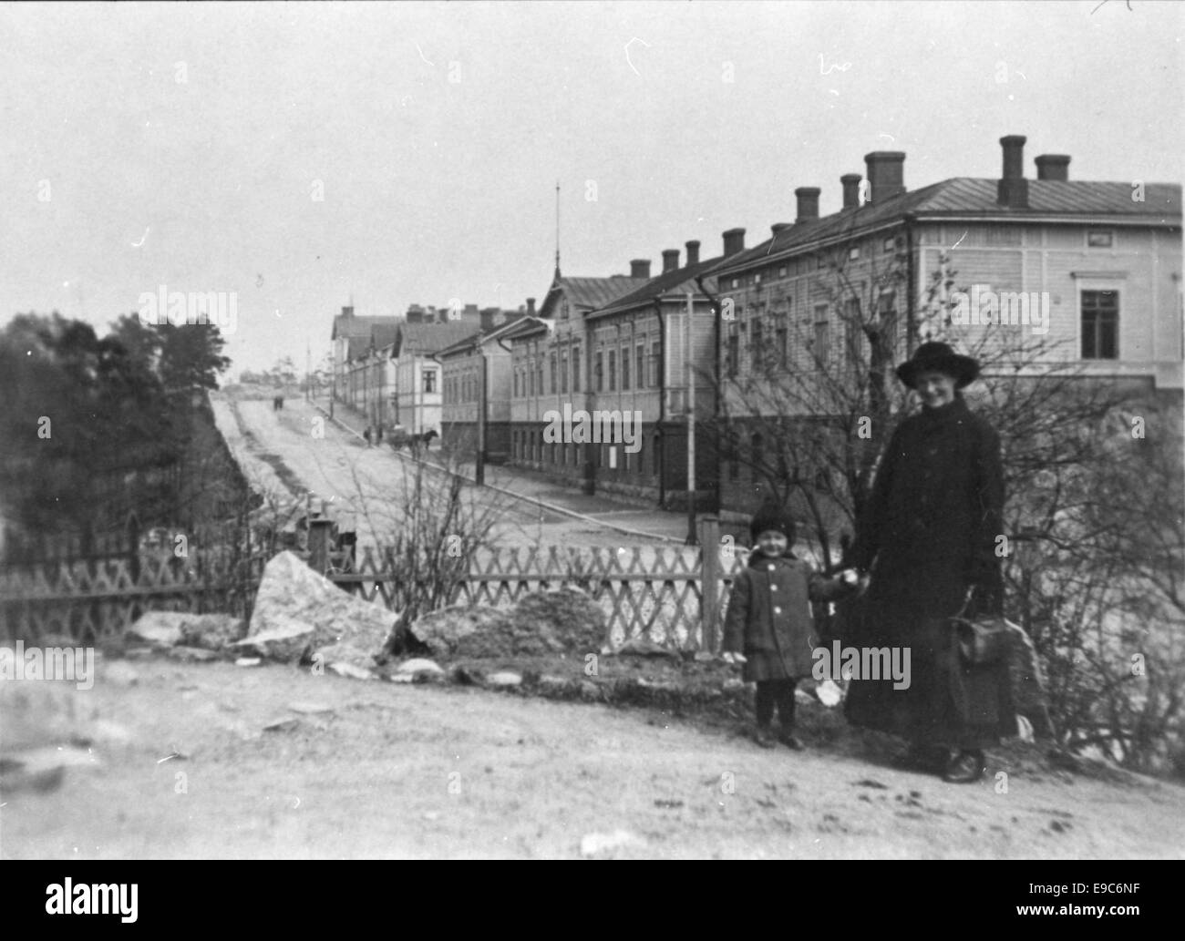 Herta Luther with her son at the gate of Eläintarhan huvila (Djurgårdsvillan), Helsinki, 1918 Stock Photo