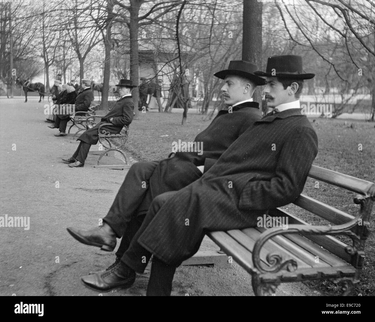 Old men on park bench hi-res stock photography and images - Alamy
