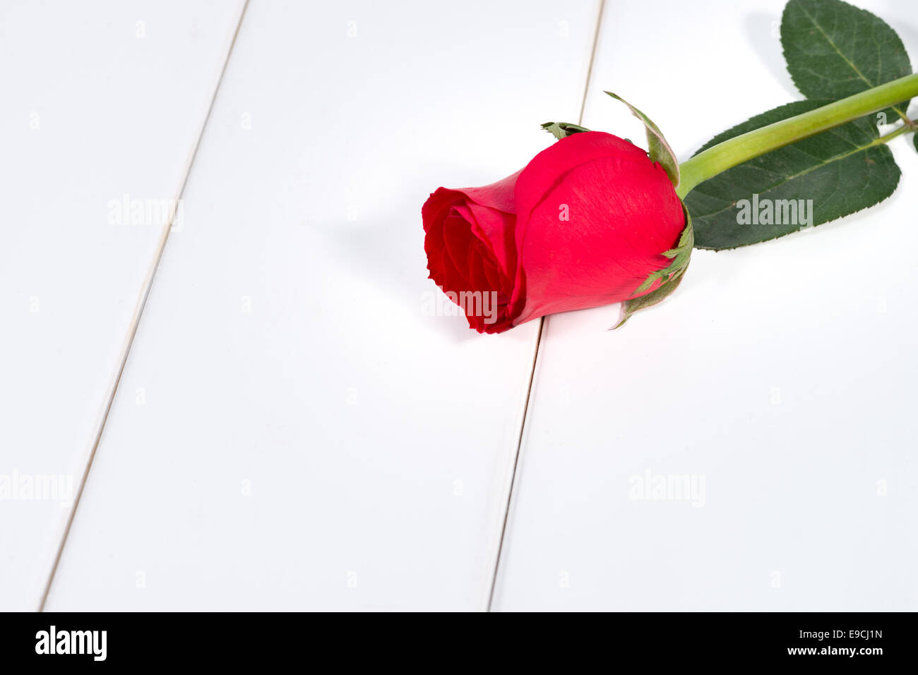 the red roses on wooden background Stock Photo - Alamy