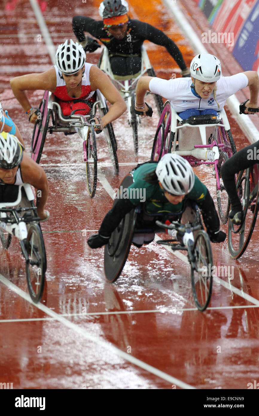 (L to R) Jade JONES (England), Samantha KINGHORN (Scotland) in the final of the womens Para-Sport 1500m T54 wheelchair race Stock Photo