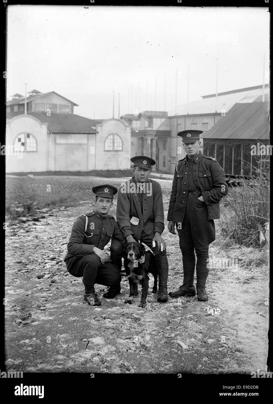 Men in military uniforms hi-res stock photography and images - Alamy
