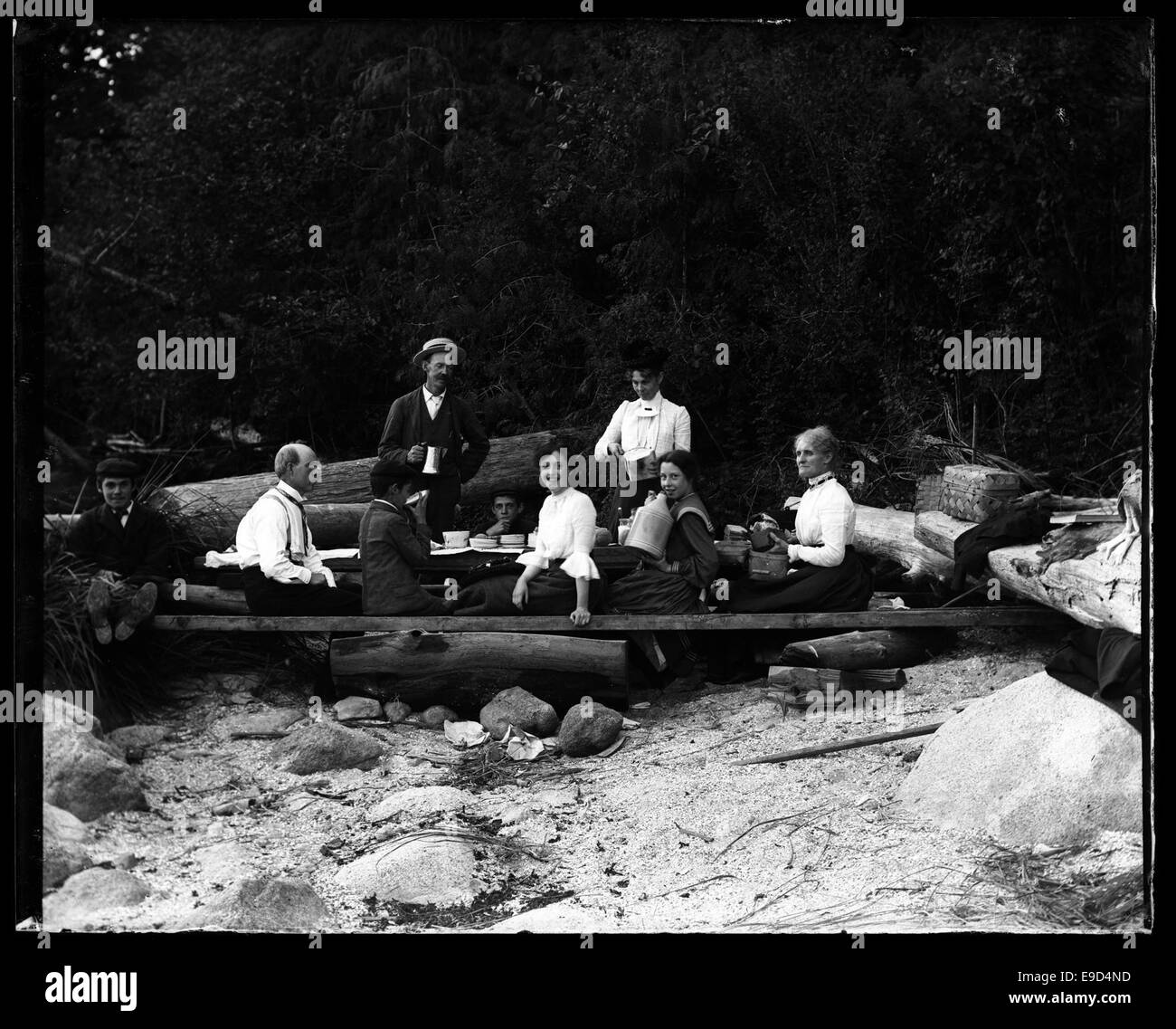 Family beach scene 1950s Black and White Stock Photos & Images - Alamy