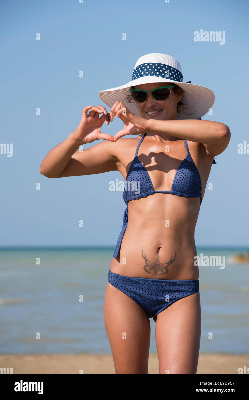 Woman, Girl, Bikini, Topless, Nude, Italien, Suntan cream, Sun oil, Beach,  sunbathing, bath towel, Blue, Shell, Italy Stock Photo - Alamy