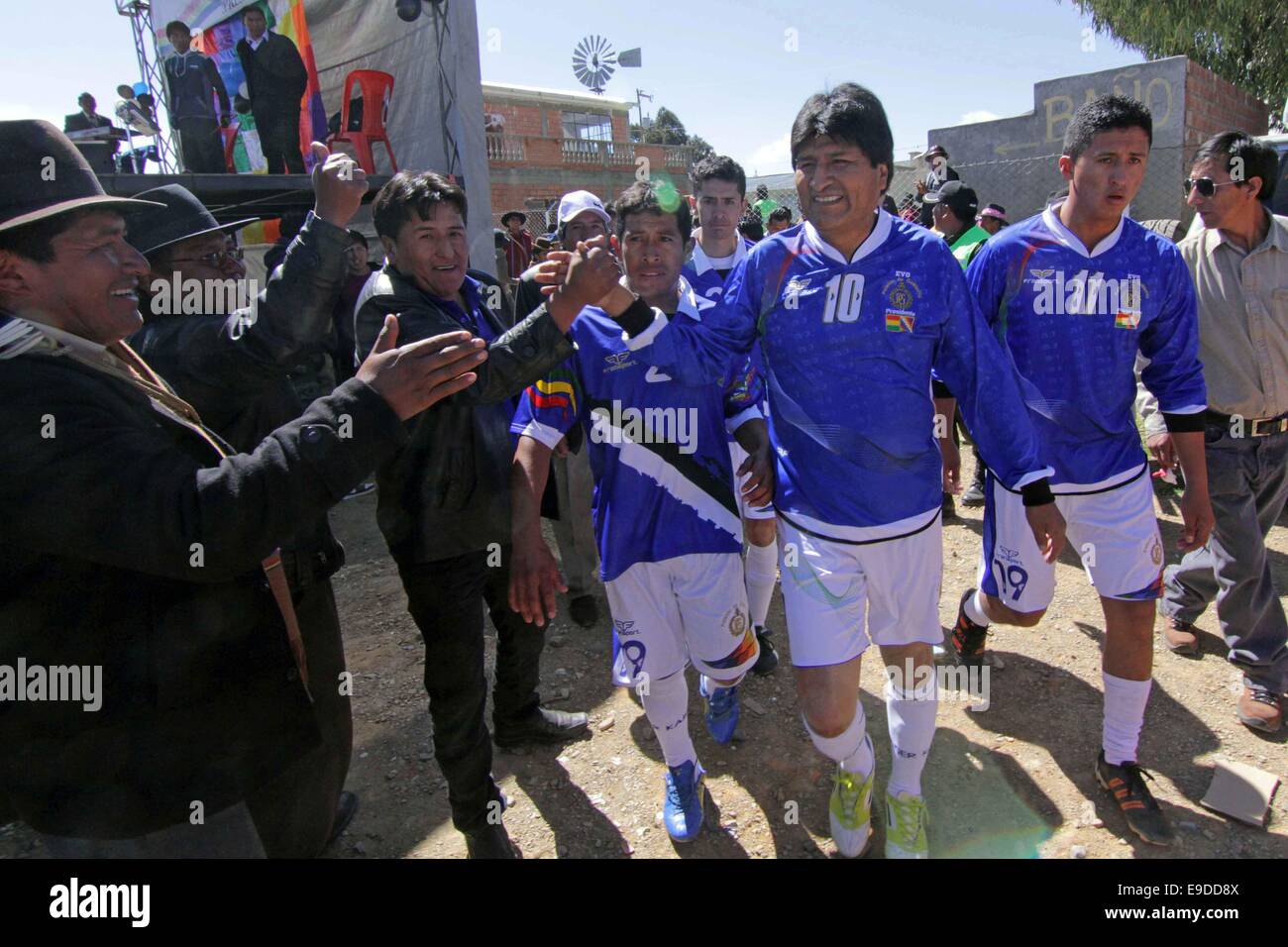 Puerto Perez, Bolivia. 25th Oct, 2014. Bolivian President Evo Morales (C) attends a ceremony for the delivery of a synthetic grass field in the Puerto Perez municipality, Los Andes province, 65km from La Paz, Bolivia, on Oct. 25, 2014. © Enzo de Luca/ABI/Xinhua/Alamy Live News Stock Photo