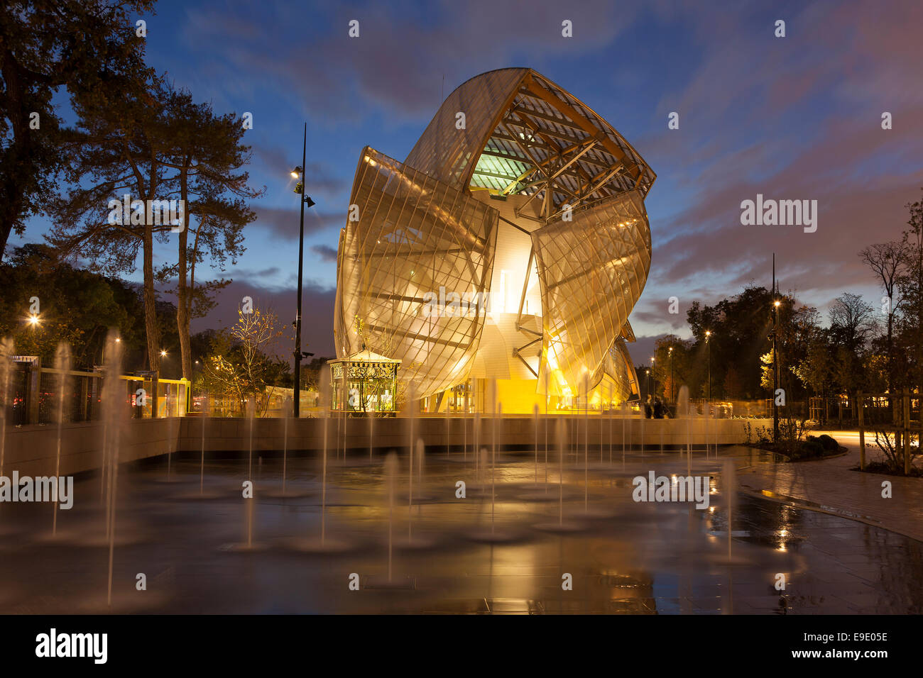 Louis Vuitton foundation, Bois de Boulogne, Paris, Ile-de-France Stock Photo: 74680858 - Alamy