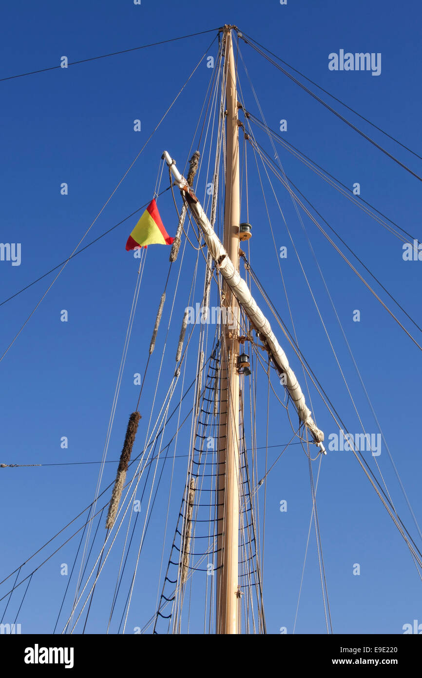 Ship mast with flag hi-res stock photography and images - Alamy