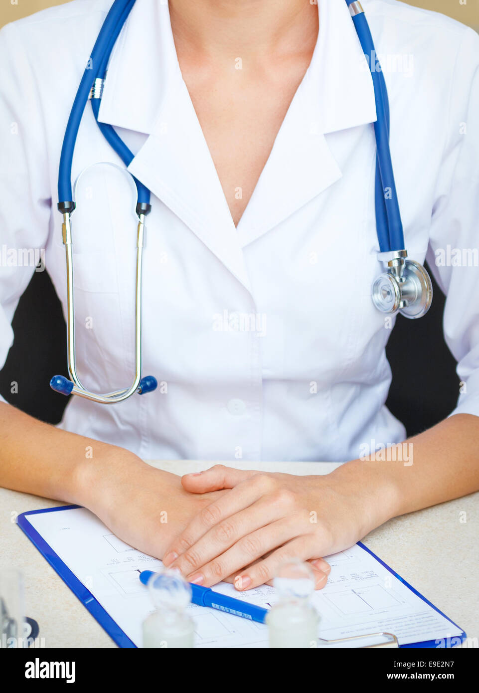 Female lab coat equipment hi-res stock photography and images - Alamy