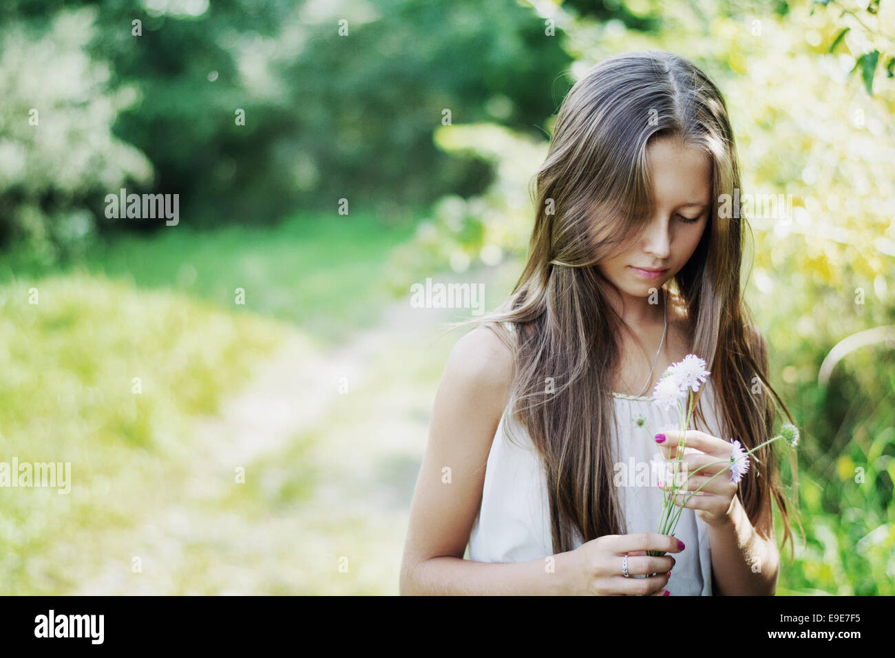 Little girl flower field sun hi-res stock photography and images - Alamy