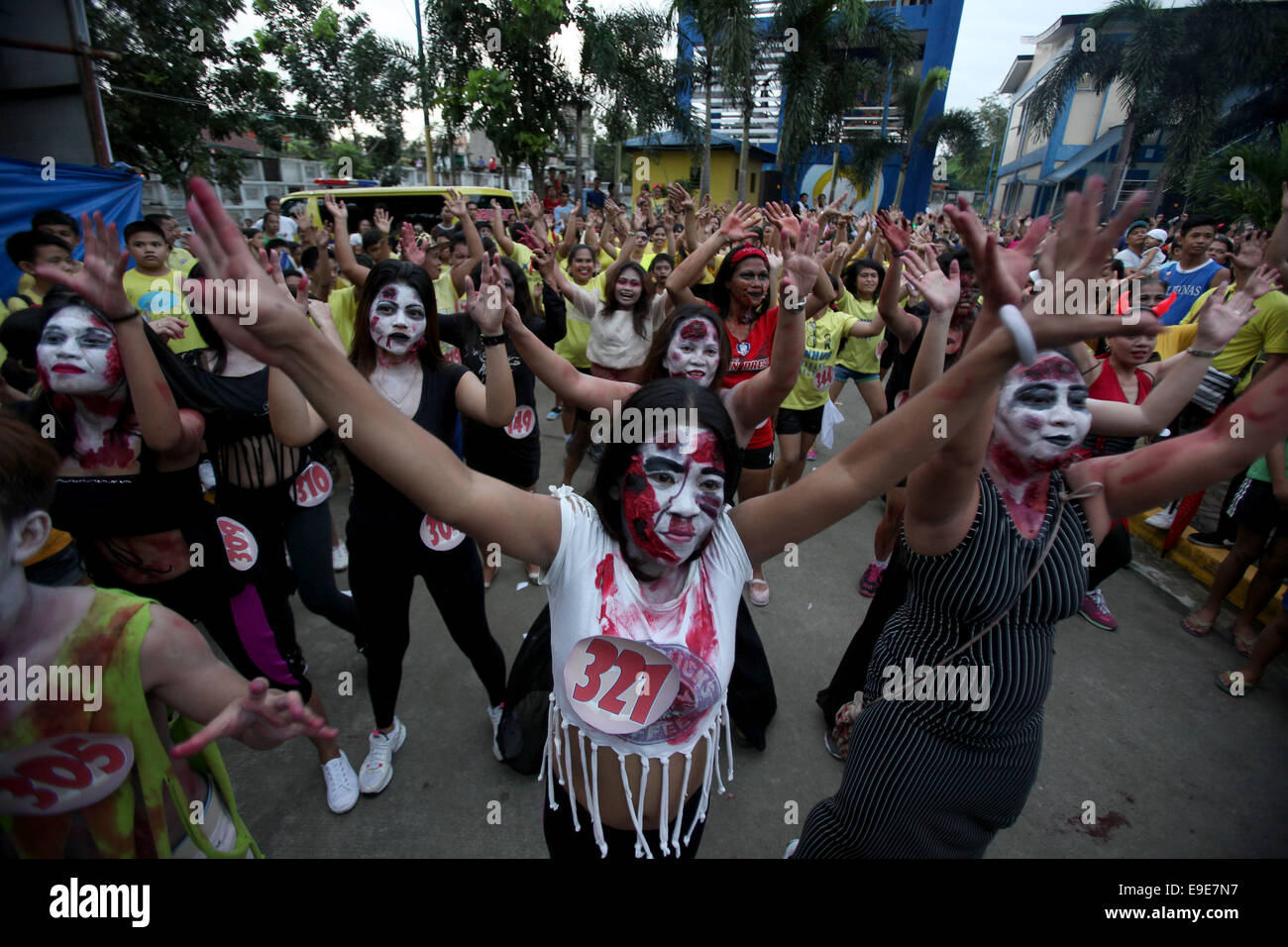 Mandaluyong Philippines 26th Oct 2014 People Wearing Zombie Stock Photo Alamy