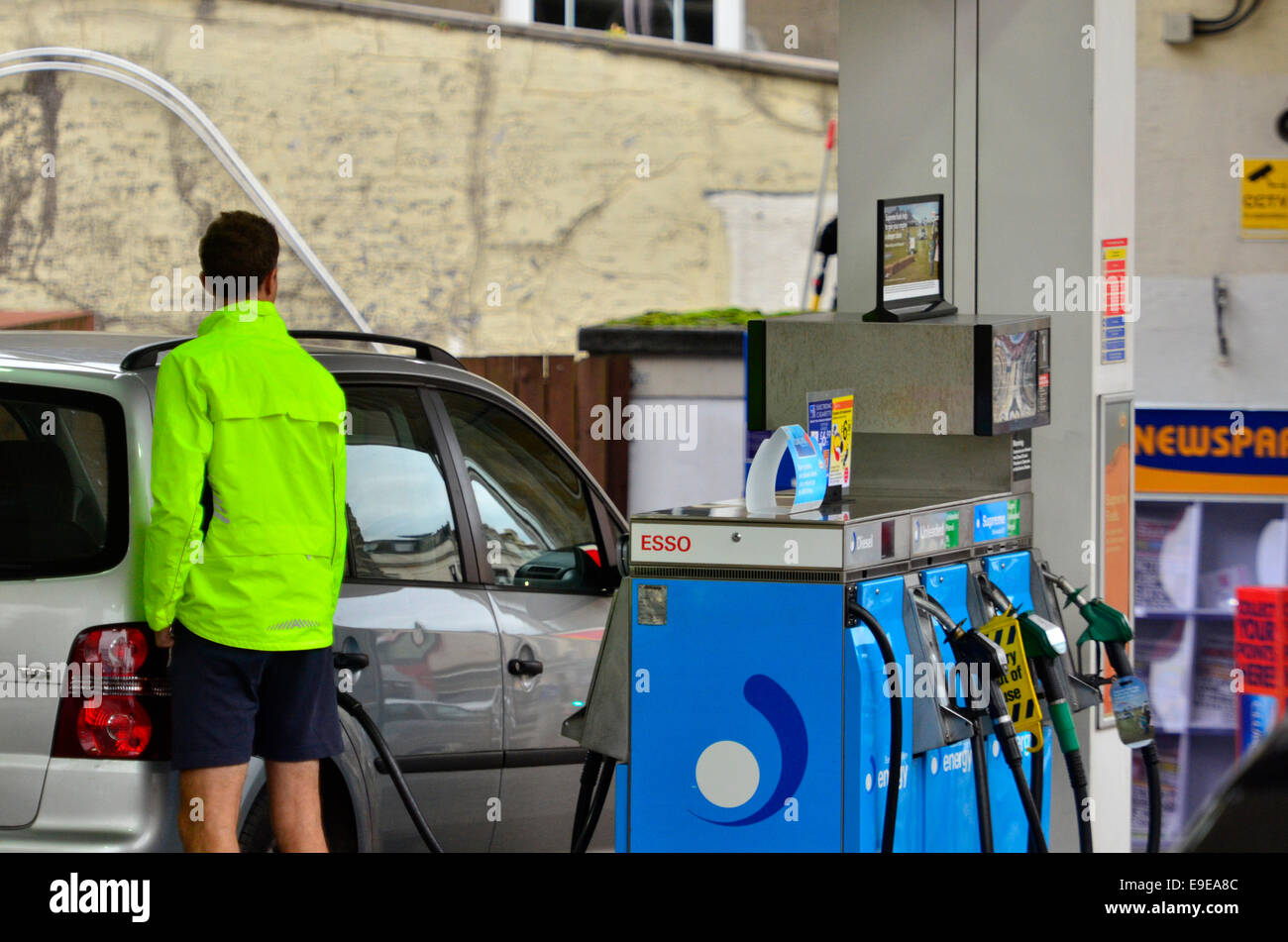 Crude oil price drop hires stock photography and images Alamy