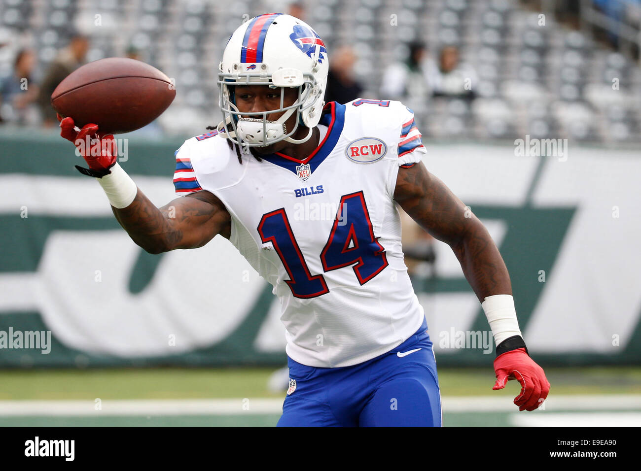 East Rutherford, Jersey, USA. 26th Oct, 2014. Buffalo Bills wide receiver Sammy (14) makes the one handed catch during warm-ups prior to the NFL game between the Buffalo