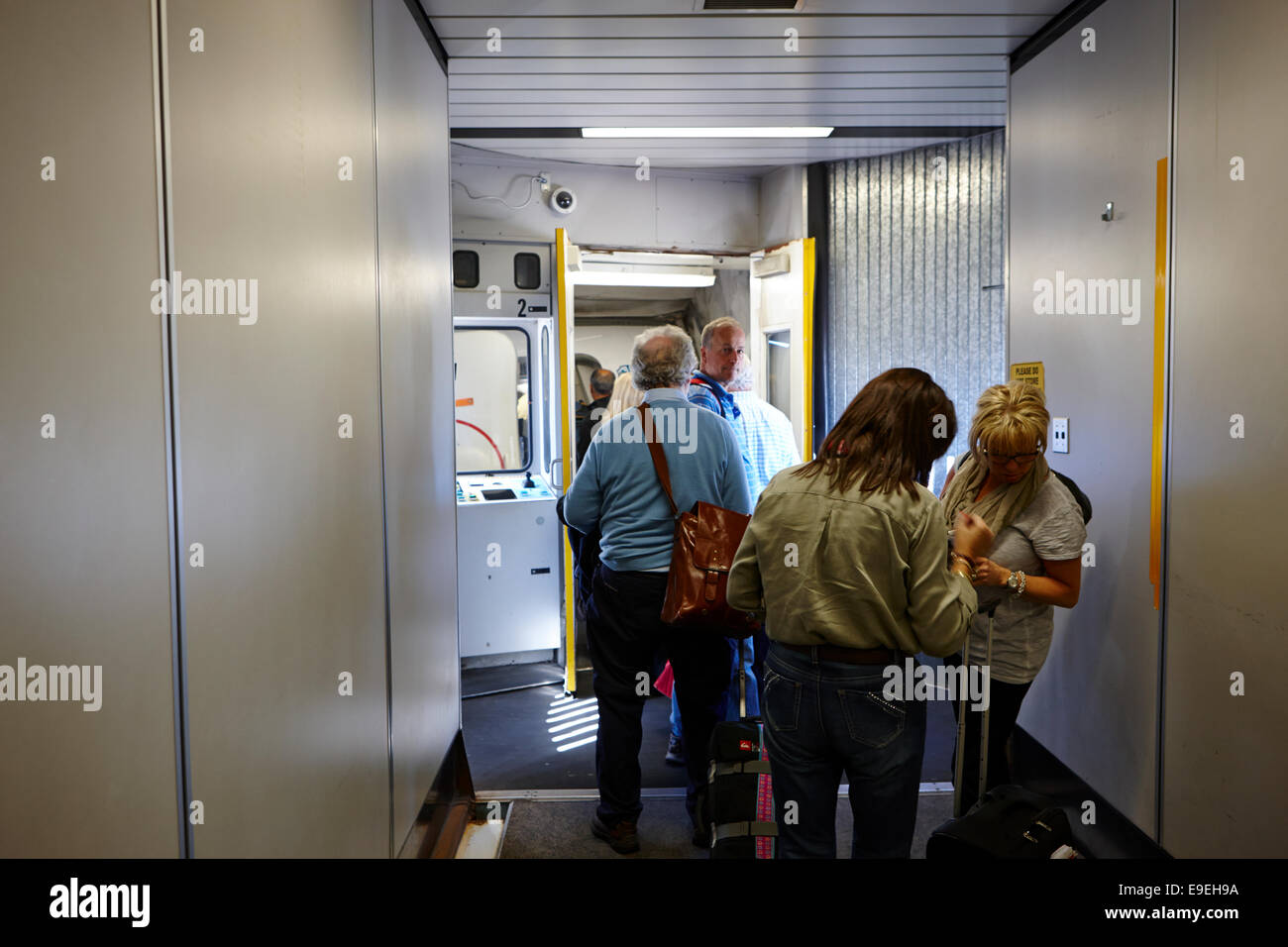 Passengers boarding aircraft hires stock photography and images Alamy