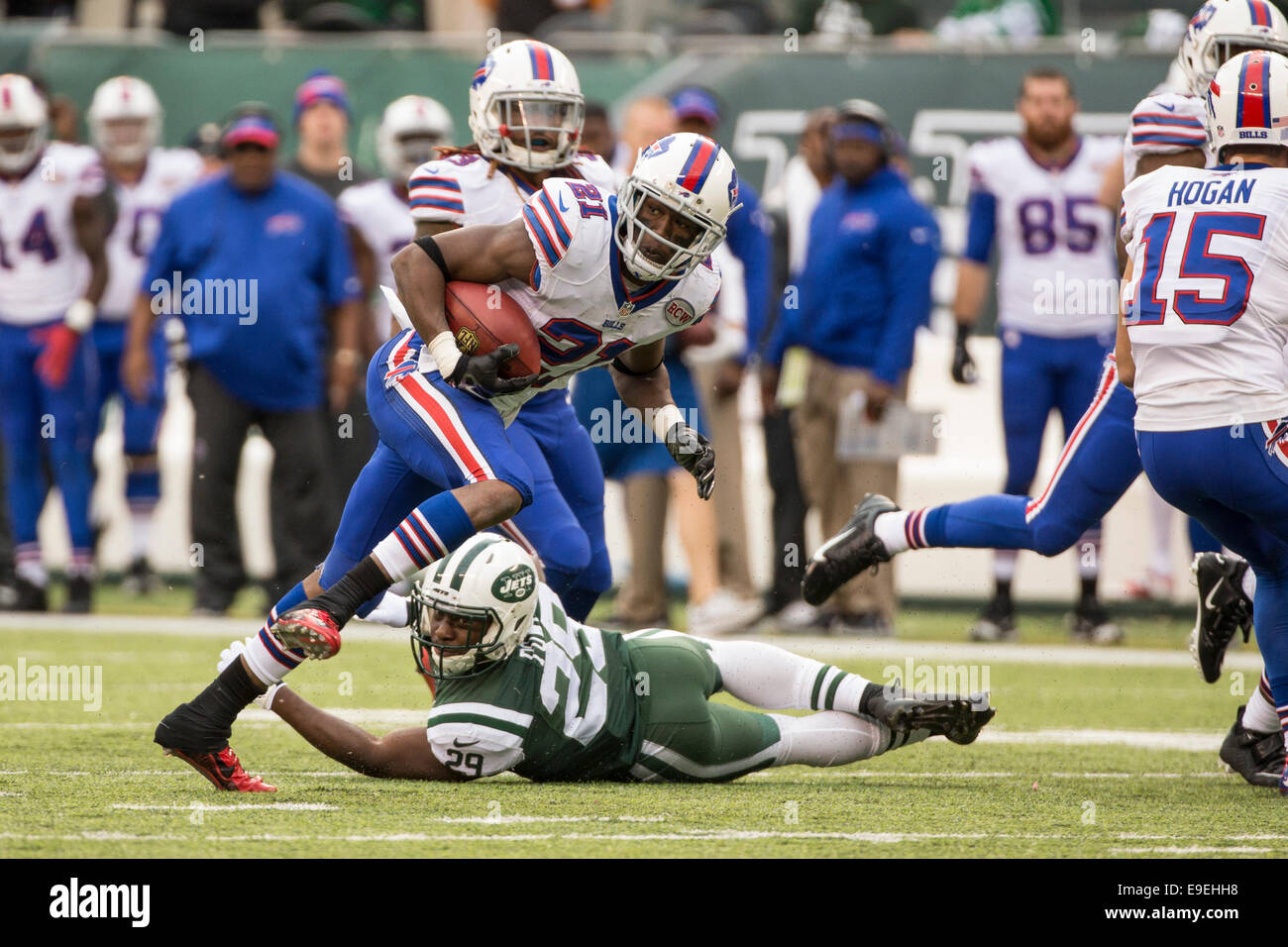 East Rutherford, New Jersey, USA. 26th Oct, 2014. Buffalo Bills cornerback Leodis McKelvin (21) runs back the kick as he gets past New York Jets running back Bilal Powell (29) during the NFL game between the Buffalo Bills and the New York Jets at MetLife Stadium in East Rutherford, New Jersey. The Bills won 43-23. (Christopher Szagola/Cal Sport Media) Stock Photo