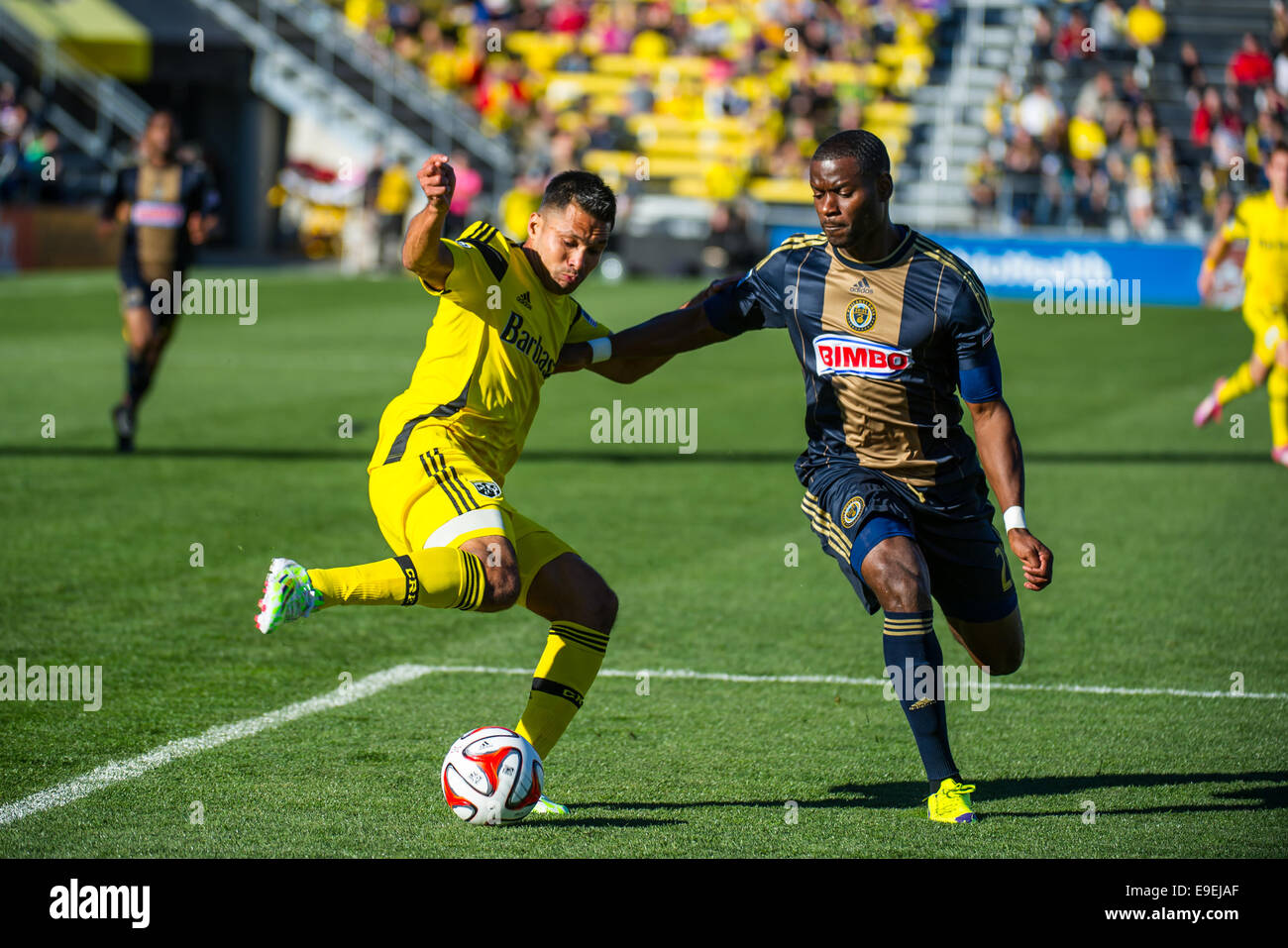 Colombus, OH, USA. 26th Oct, 2014. Columbus Crew forward Jairo Arrieta (19) trying to pass the ball past Philadelphia Union defender Carlos Valdes (2) in first half of the the MLS soccer match between Philadelphia Union and Columbus Crew at Columbus Crew Stadium, in Columbus OH. October 26, 2014 Credit:  Cal Sport Media/Alamy Live News Stock Photo