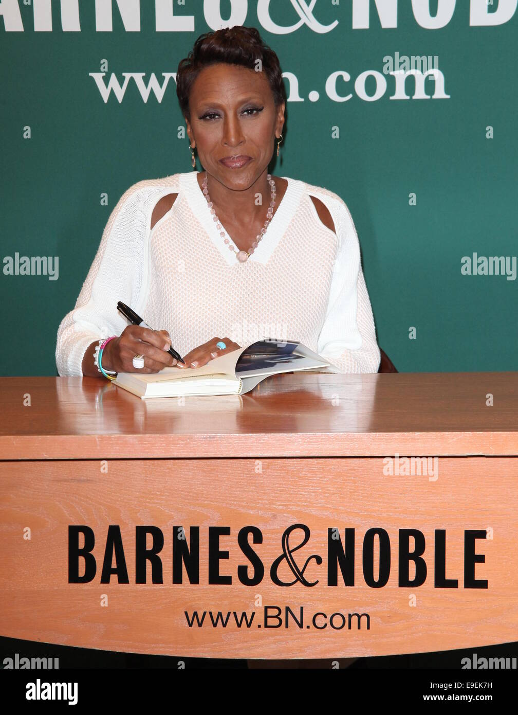 Robin Roberts Signs Copies Of Her Book Everybody S Got Something