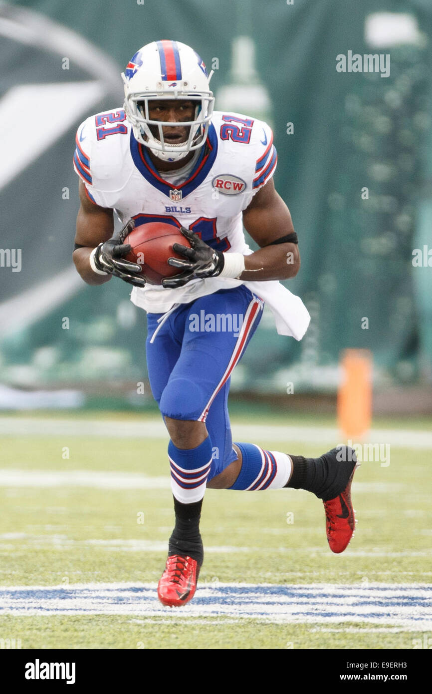 East Rutherford, NJ, USA. 26th October, 2014. Buffalo Bills cornerback Leodis McKelvin (21) returns the kick during the NFL game between the Buffalo Bills and the New York Jets at MetLife Stadium in East Rutherford, New Jersey. The Bills won 43-23. Credit:  Cal Sport Media/Alamy Live News Stock Photo