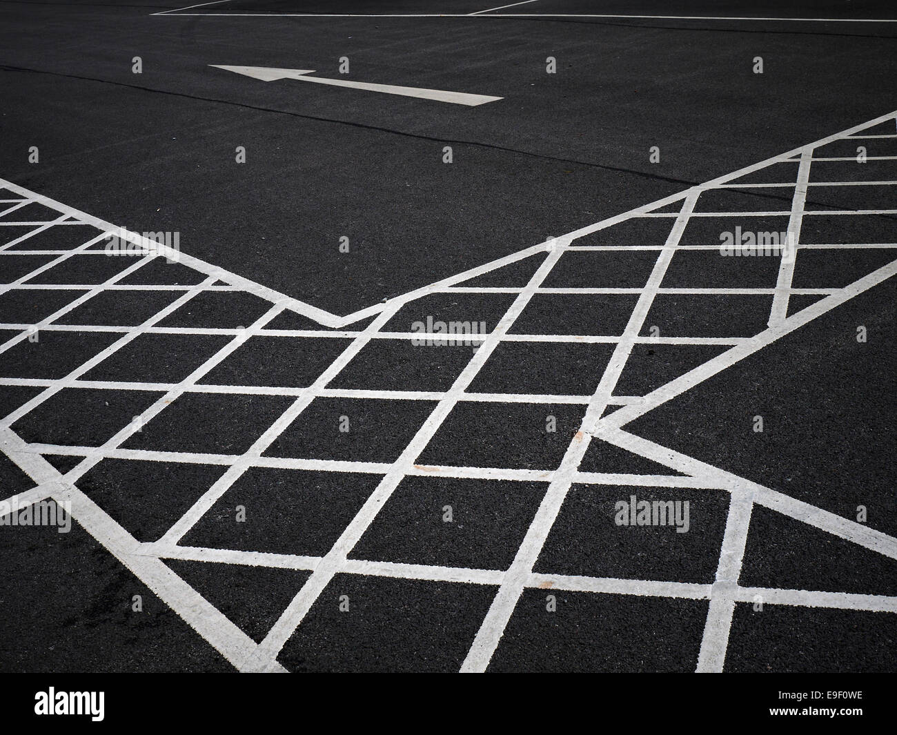 Footpath direction arrow hi-res stock photography and images - Alamy