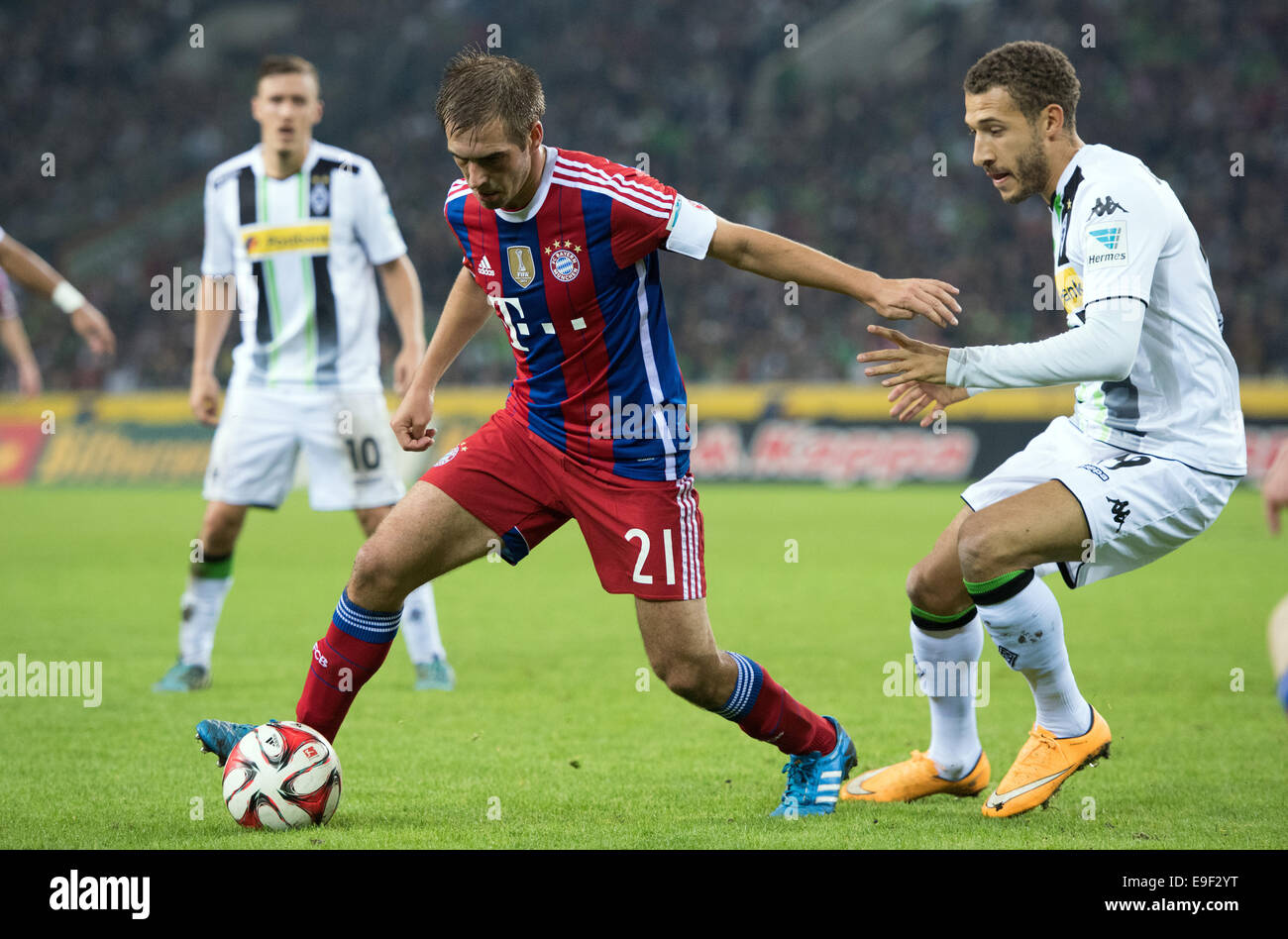 Moenchengladbach, Germany. 26th Oct, 2014. Moenchengladbachs's Fabian Johnson (R) and Bayern's Philipp Lahm vie for the ball during the German Bundesliga match between Borussia Moenchengladbach and FC Bayern Munich in Borussia Park in Moenchengladbach, Germany, 26 October 2014. Credit:  dpa picture alliance/Alamy Live News Stock Photo
