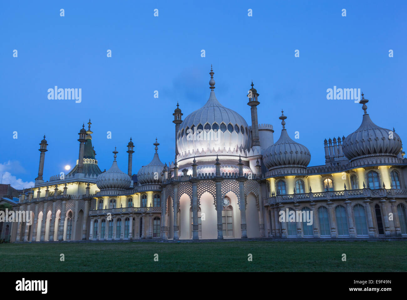 Brighton pavilion at night hi-res stock photography and images - Alamy
