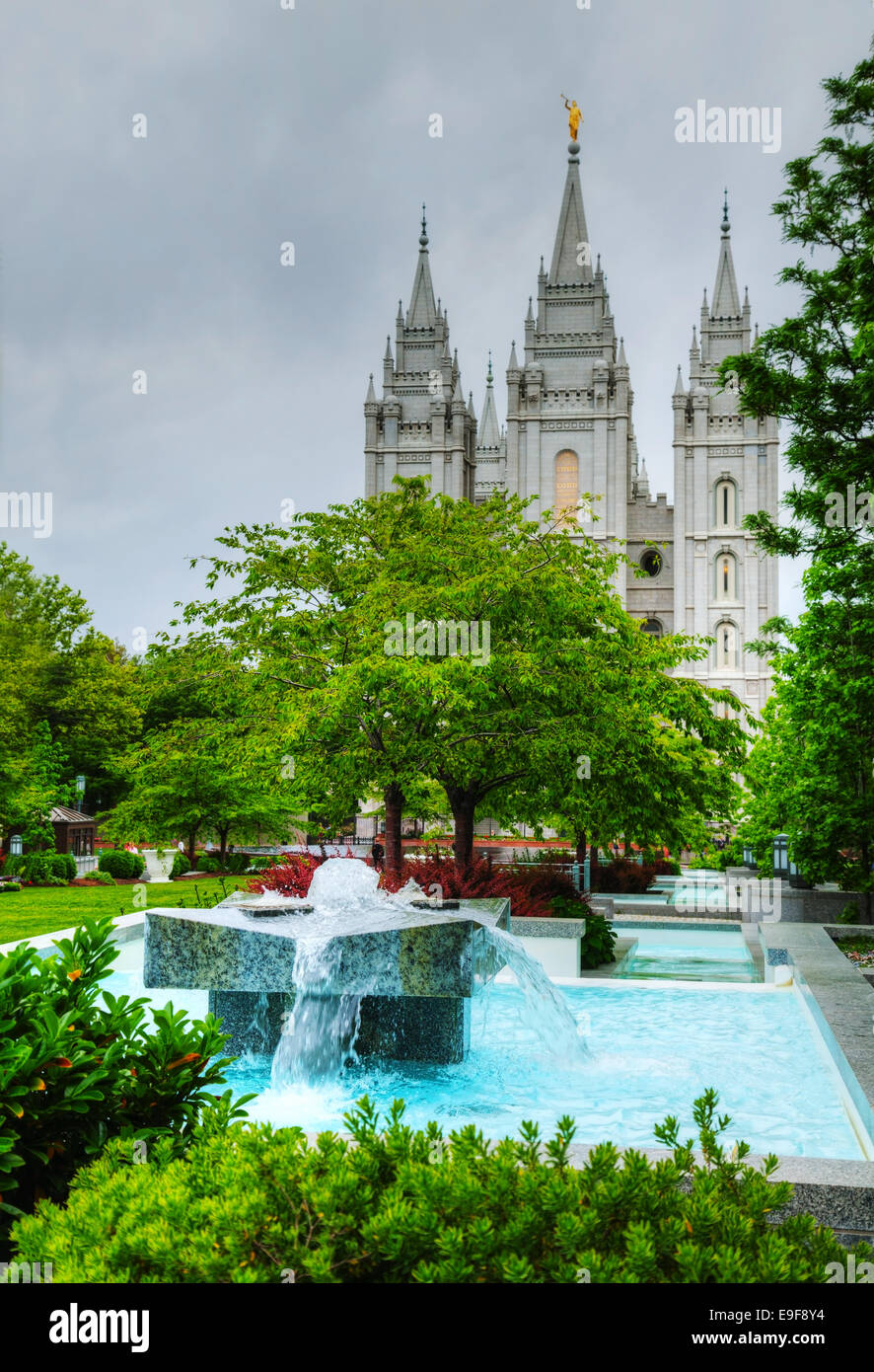 Fountain in front of the Mormons' Temple Stock Photo - Alamy