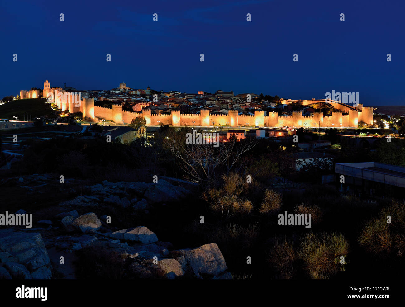 Spain, Castilla-leon: Nocturnal view to the medieval town walls of World Heritage town Ávila Stock Photo