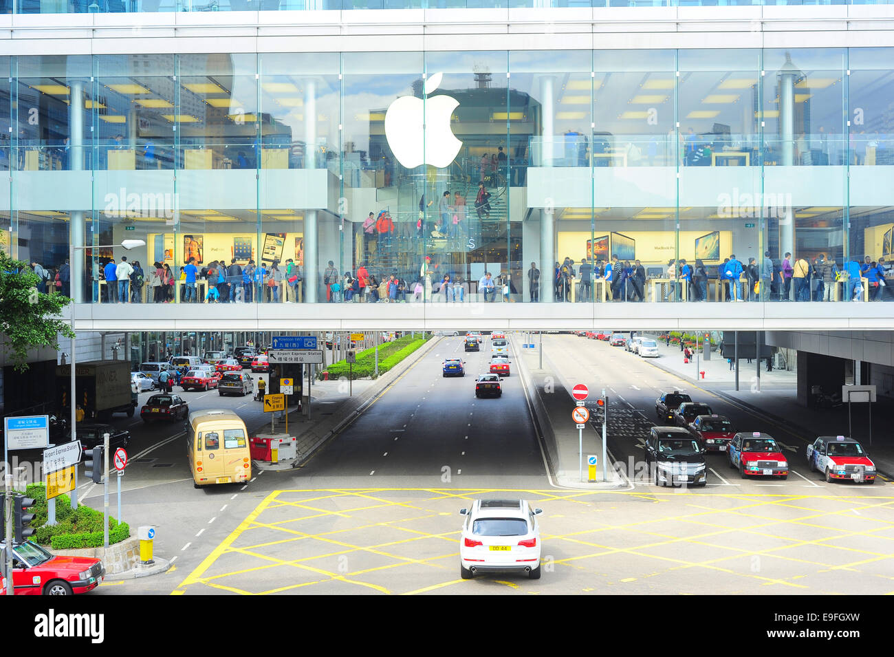Apple store busy crowd hires stock photography and images Alamy