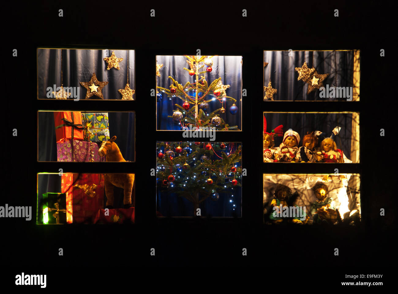 Christmas decorated window hi-res stock photography and images - Alamy