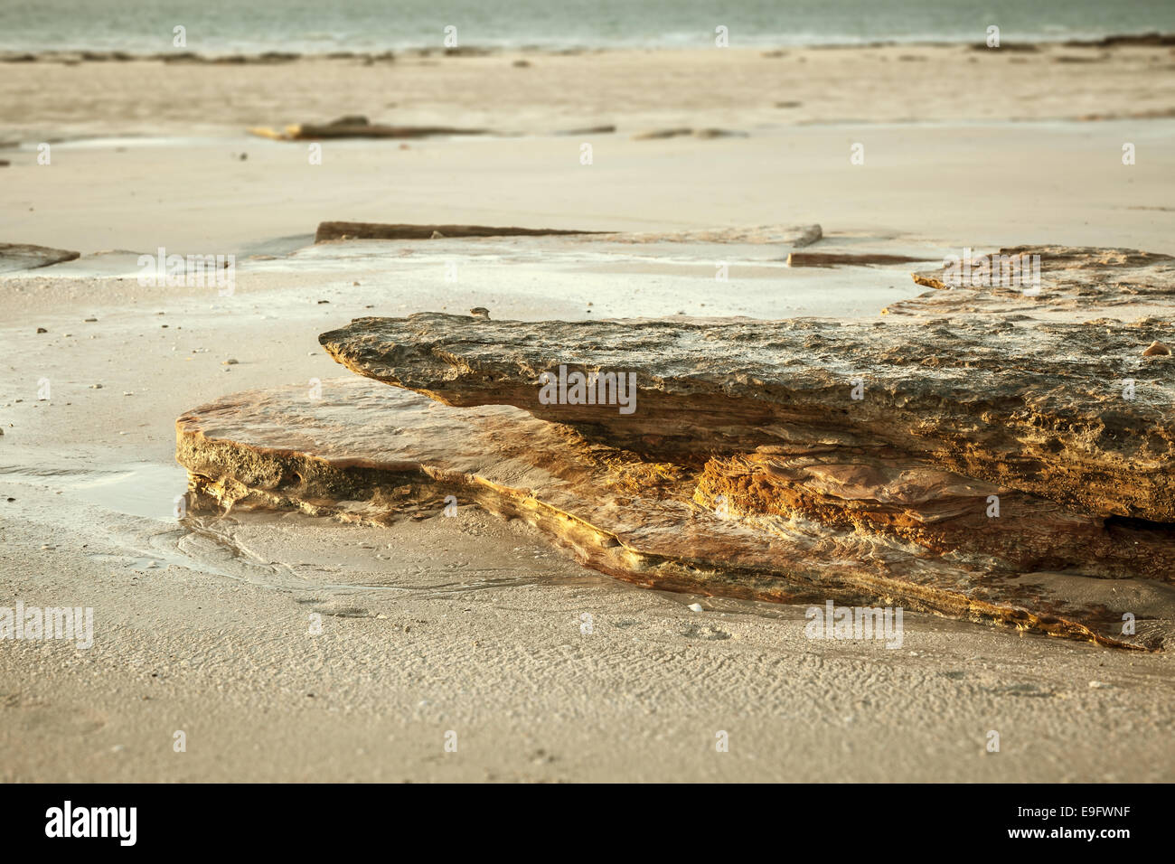 Broome rocks beach ocean hi-res stock photography and images - Alamy