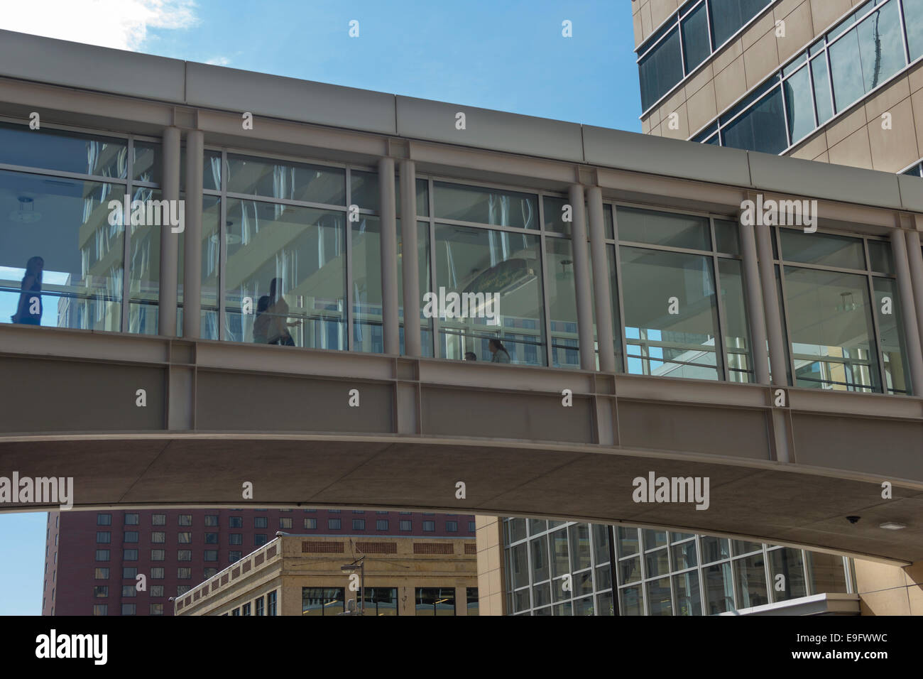 ENCLOSED PEDESTRIAN FOOTBRIDGE DOWNTOWN MINNEAPOLIS MINNESOTA USA Stock Photo