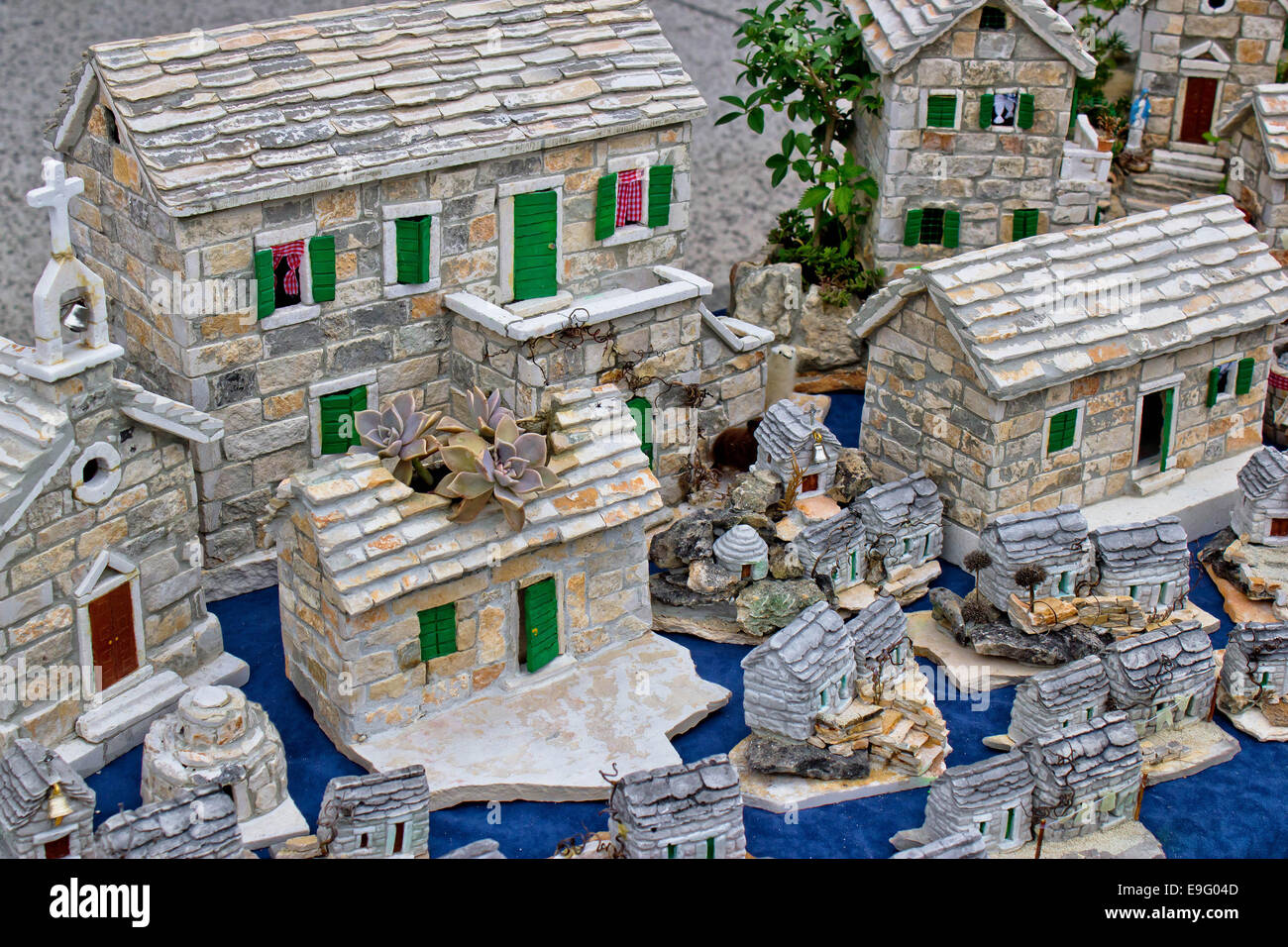 "00" model railway building. Terraced house fronts in stone with ginnel 