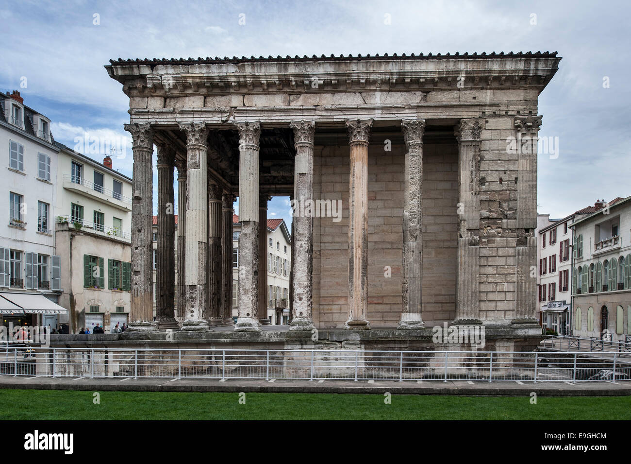 Roman temple to augustus and livia hires stock photography and images Alamy