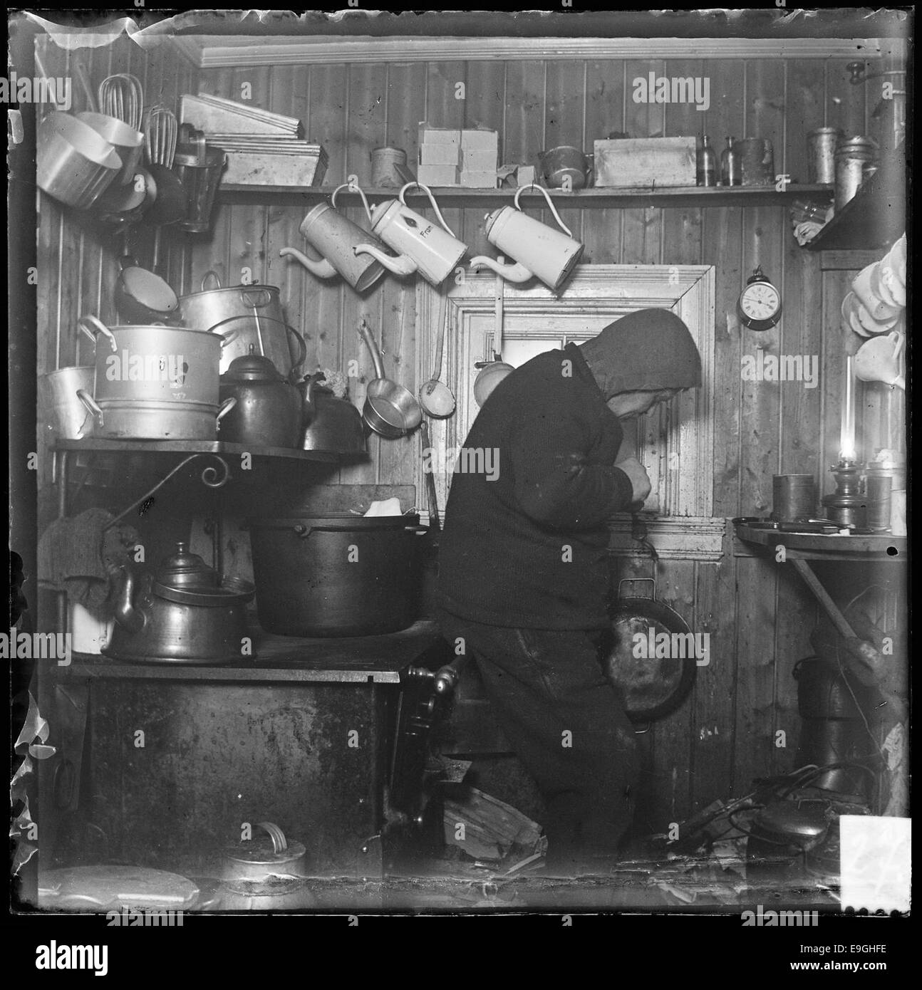 Adolf Lindstrøm i Framheims kjøkken, 1911 Stock Photo - Alamy