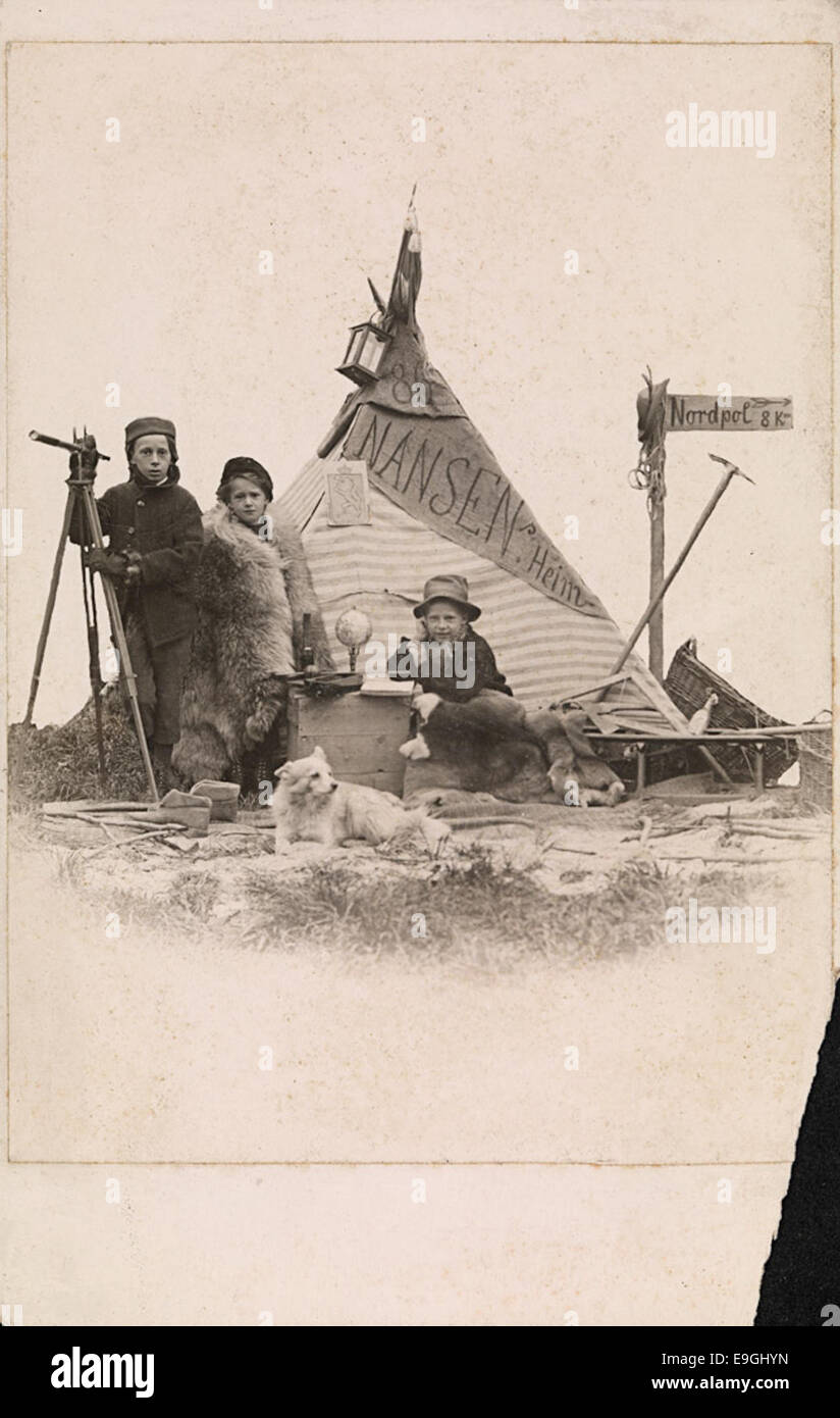 Arrangert bilde med tre barn som oppdagere/polarforskere, ca 1900 Stock Photo