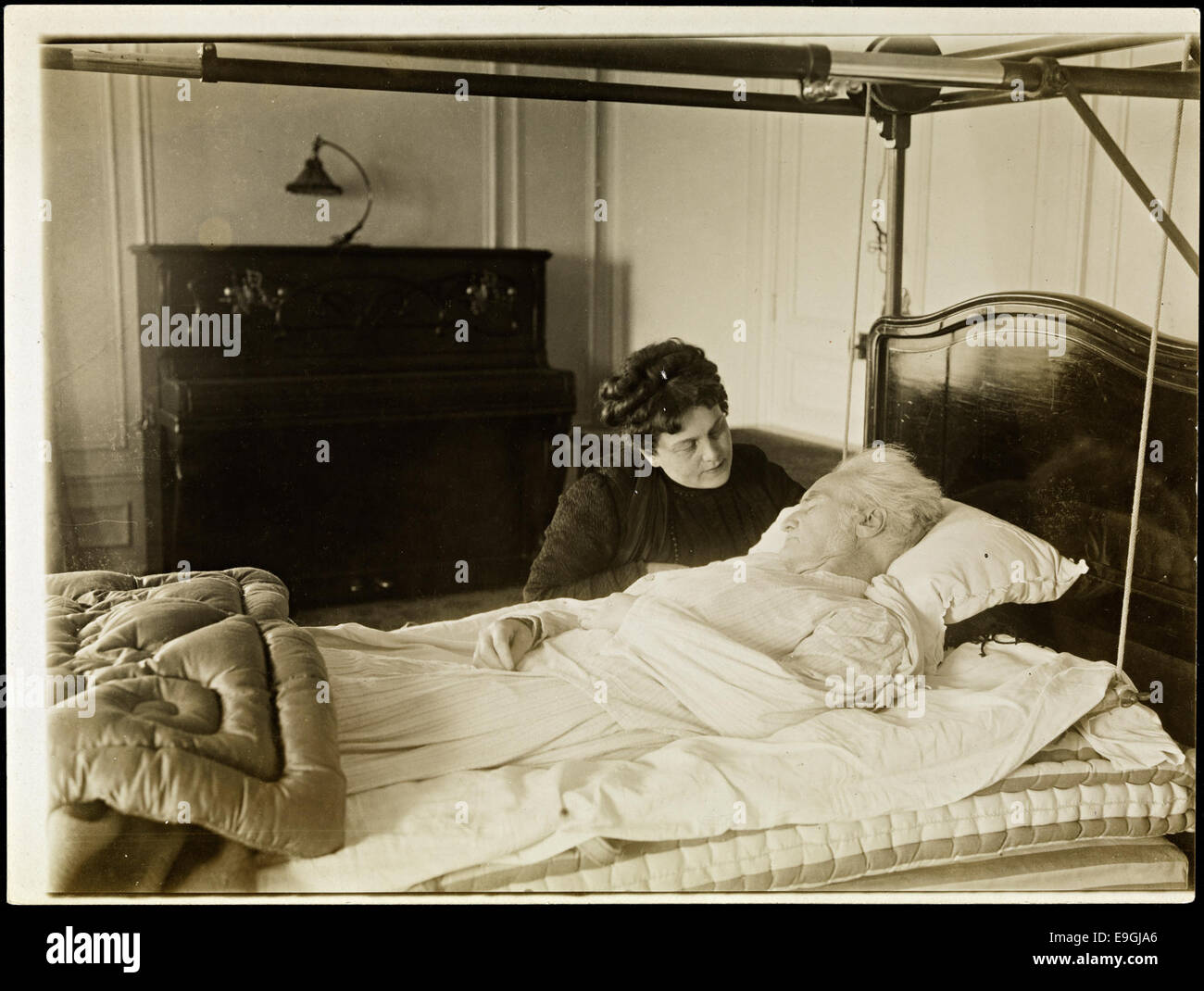 Bergliot Ibsen sittende ved sengen til Bjørnstjerne Bjørnson, Paris 1910 Stock Photo