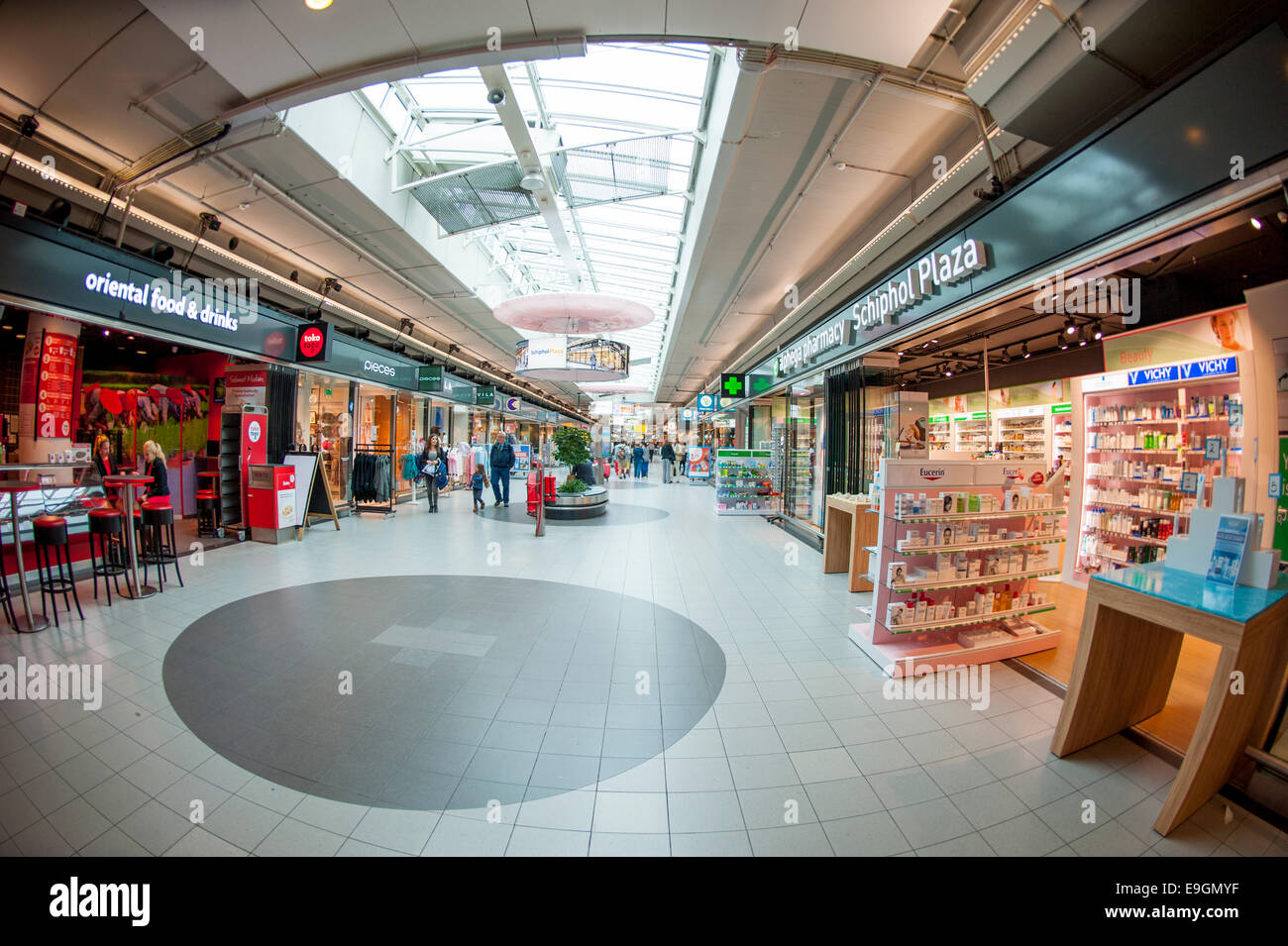 Wide angle view of shopping people at the designer outlet shopping center  at Schiphol Plaza at Schiphol airport, Amsterdam Stock Photo - Alamy