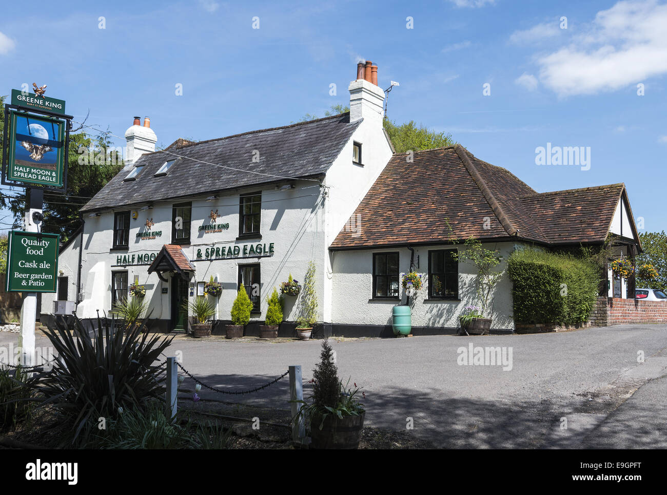 The Half Moon and Spread Eagle traditional country pub located in the village of Micheldever in Hampshire, England, UK Stock Photo