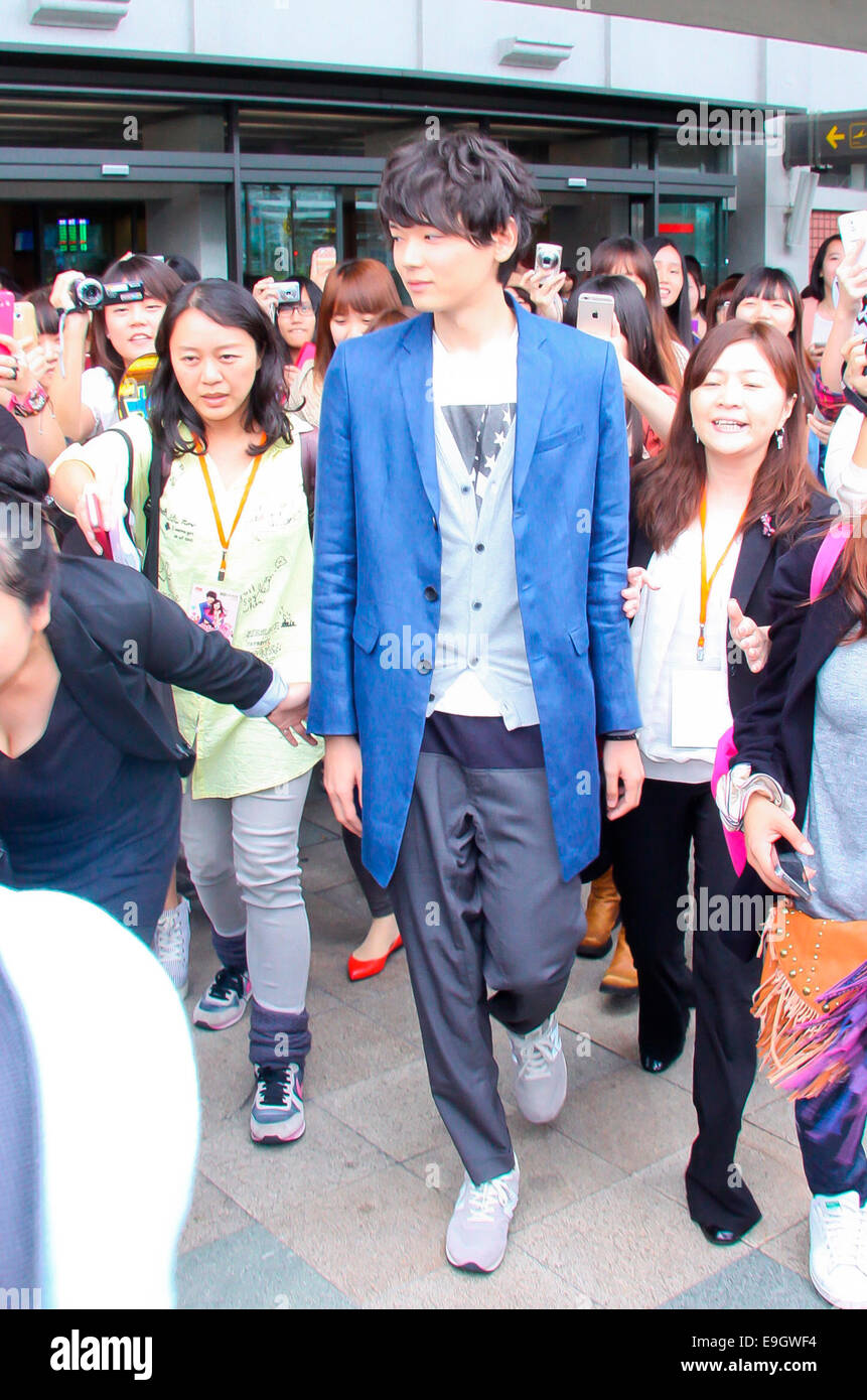 Yuki Furukawa arrives at Taipei Songshan airport and welcomed by hundreds  of fans in Taipei, Taiwan, China on 27th October, 2014 Stock Photo - Alamy