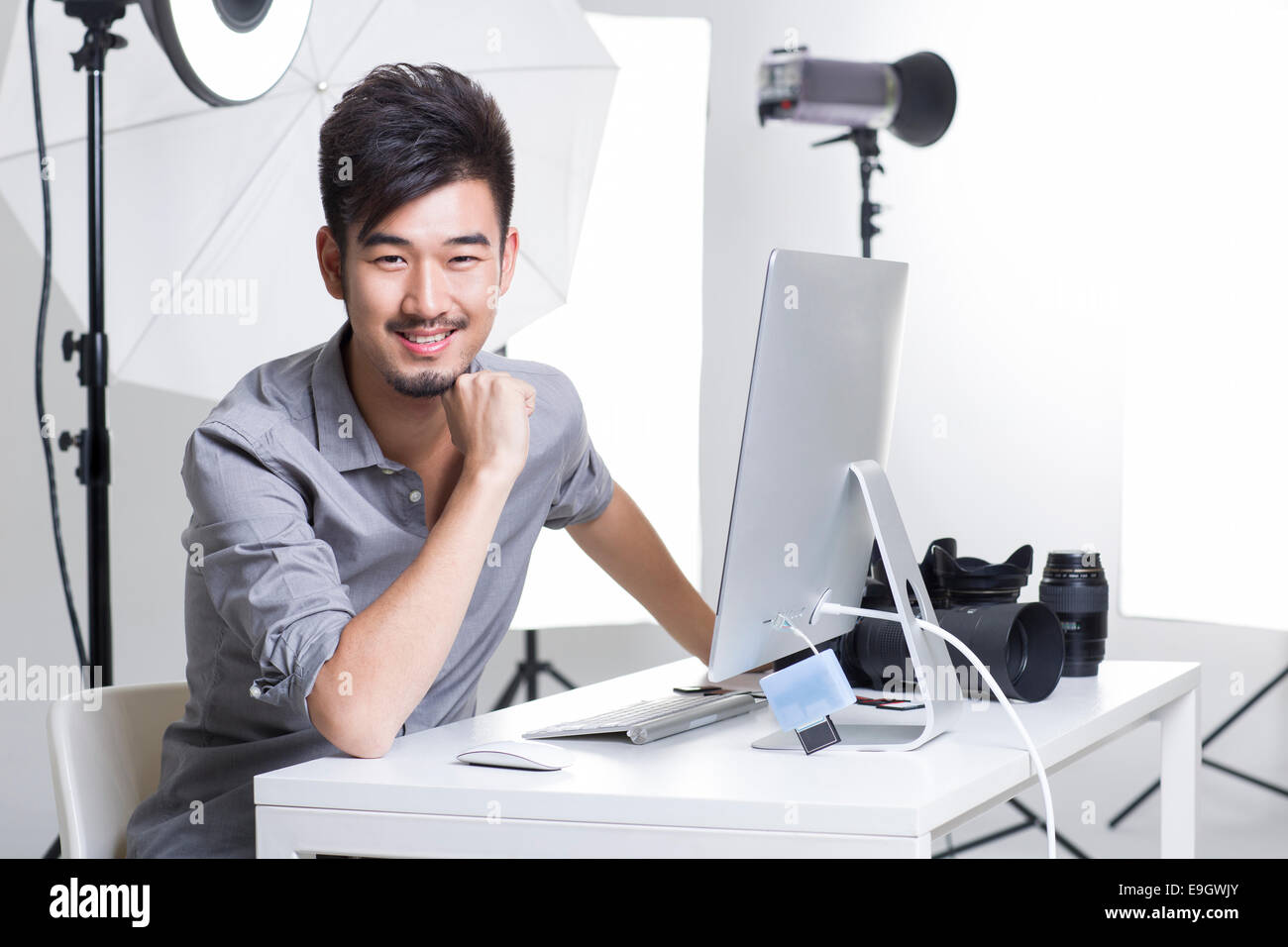 Photographer working in studio with computer Stock Photo - Alamy