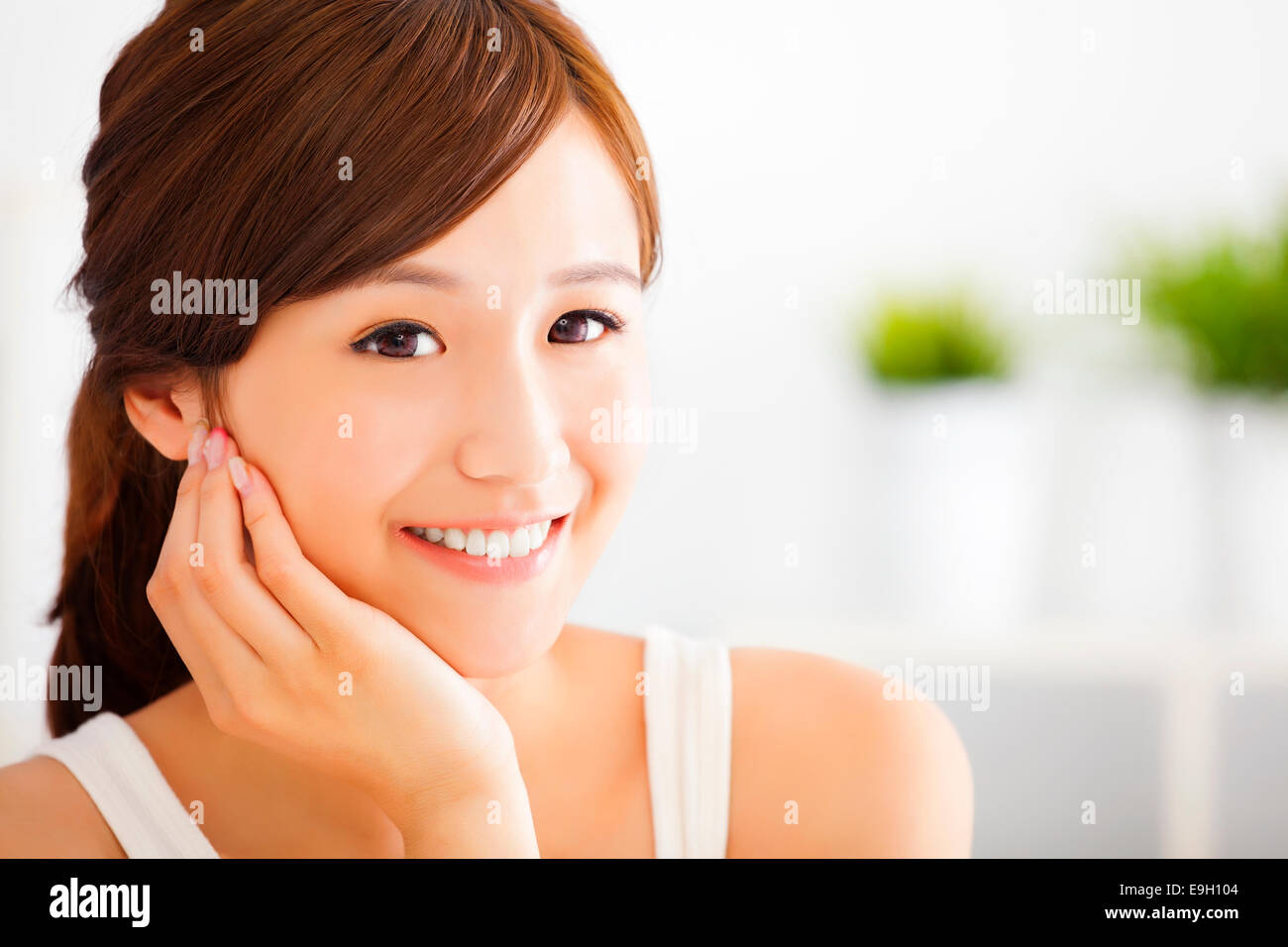 Beautiful chinese woman face smiling hi-res stock photography and ...
