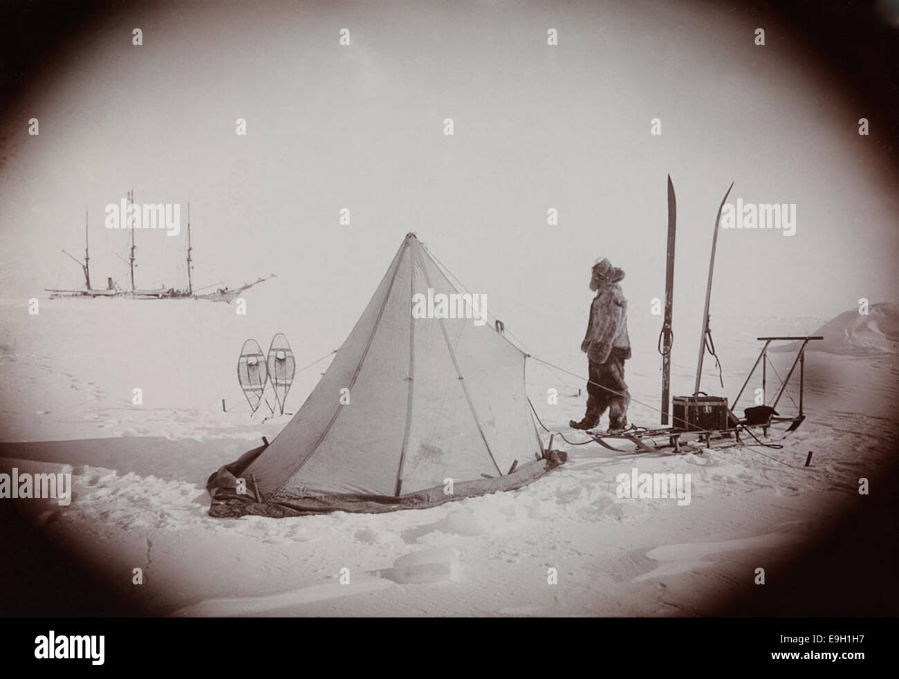 Frederick A. Cook foran et telt i Antarktis. Stock Photo