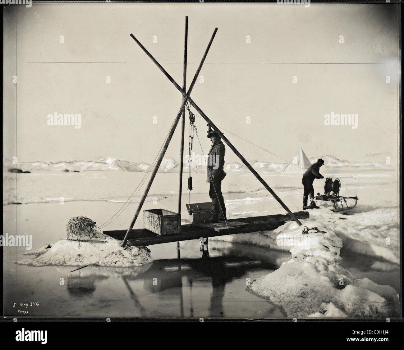 Fridtjof Nansen måler dypvannstemperaturen ved hjelp av vannhenteren, 1894  Stock Photo - Alamy