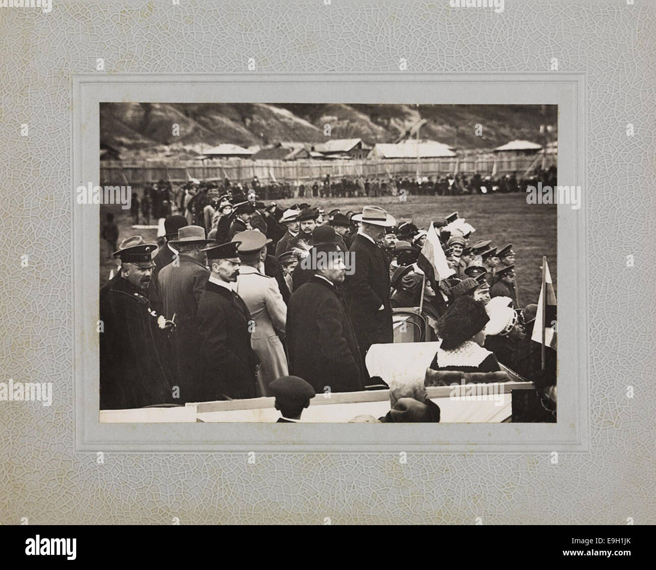 Fridtjof Nansen på tribunen som æresgjest under en fotballkamp Stock Photo